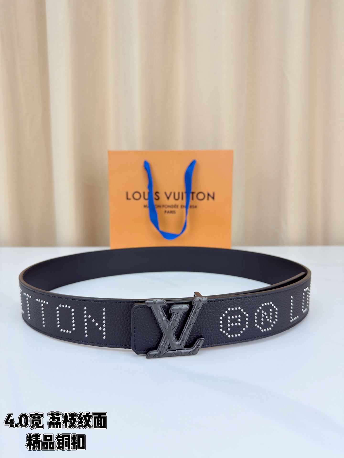 【LV 4.0cm铜扣皮带】黑色荔枝纹皮革，4.0cm宽版设计。带身缀银色铆钉字母图案，白/金/沙黑/古