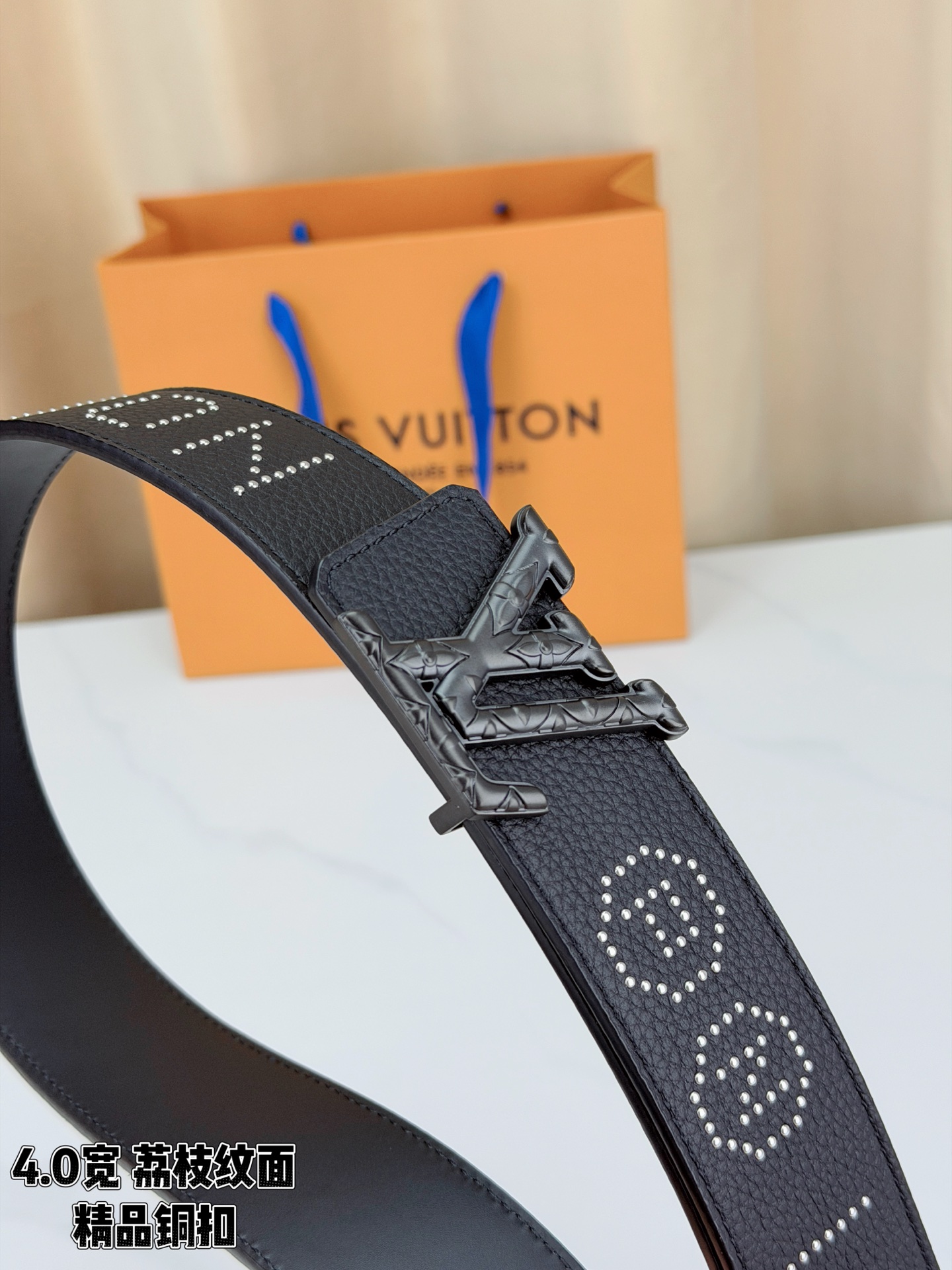 【LV 4.0cm铜扣皮带】黑色荔枝纹皮革，4.0cm宽版设计。带身缀银色铆钉字母图案，白/金/沙黑/古