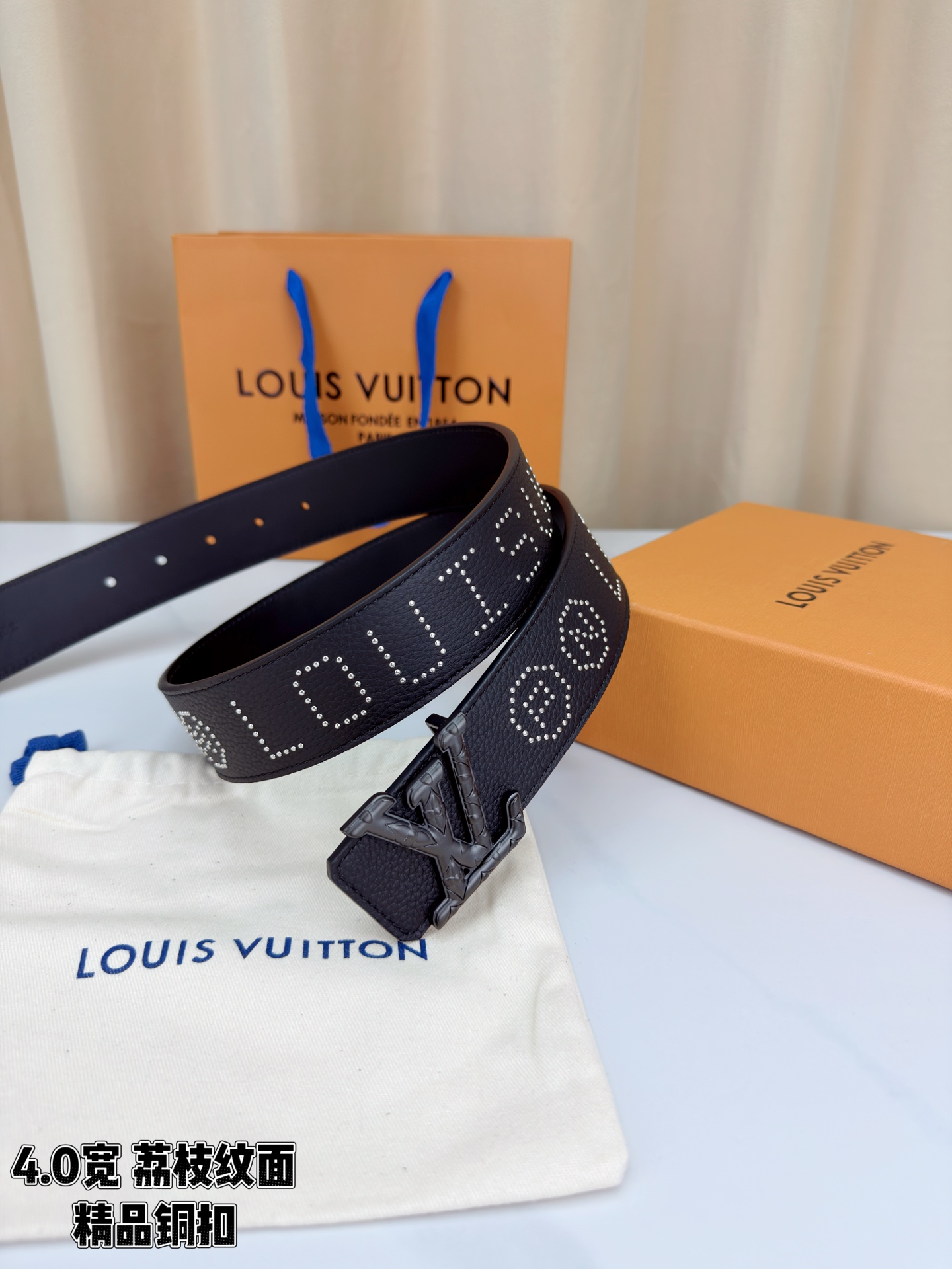 【LV 4.0cm铜扣皮带】黑色荔枝纹皮革，4.0cm宽版设计。带身缀银色铆钉字母图案，白/金/沙黑/古