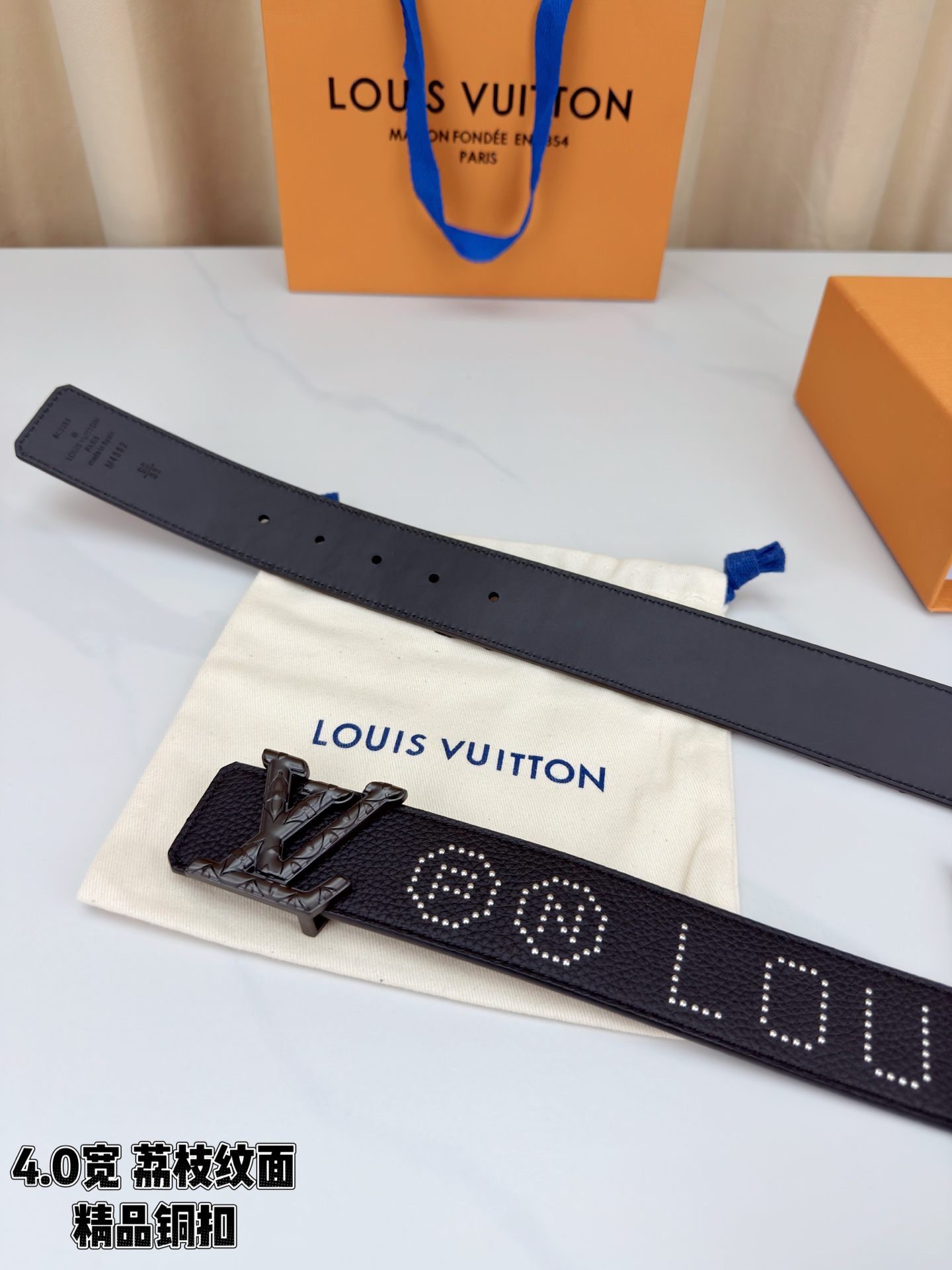 【LV 4.0cm铜扣皮带】黑色荔枝纹皮革，4.0cm宽版设计。带身缀银色铆钉字母图案，白/金/沙黑/古