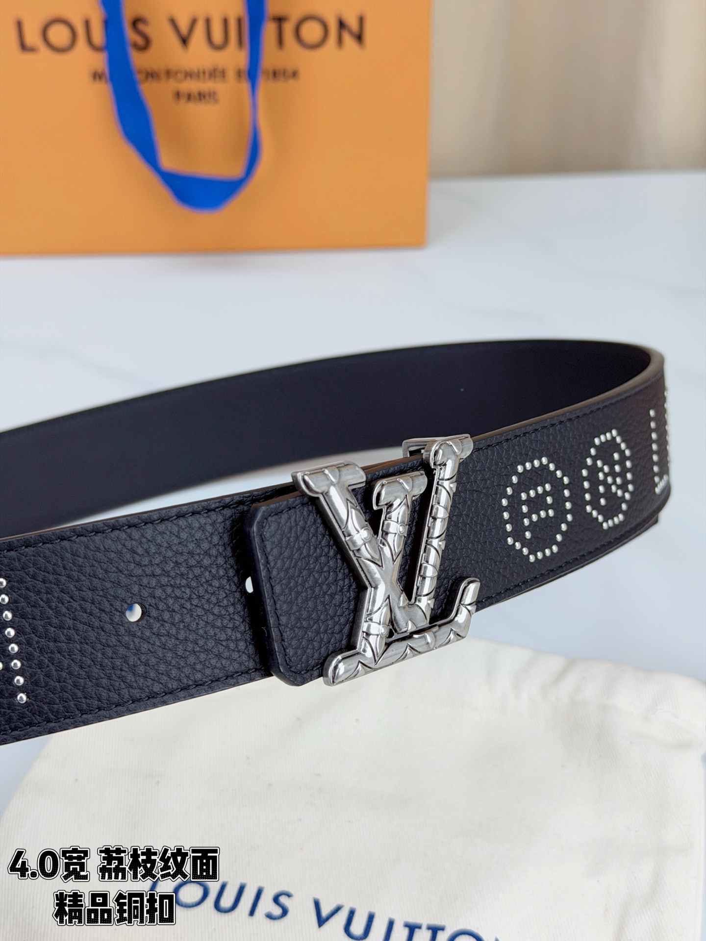 【LV 4.0cm铜扣皮带】黑色荔枝纹皮革，4.0cm宽版设计。带身缀银色铆钉字母图案，白/金/沙黑/古