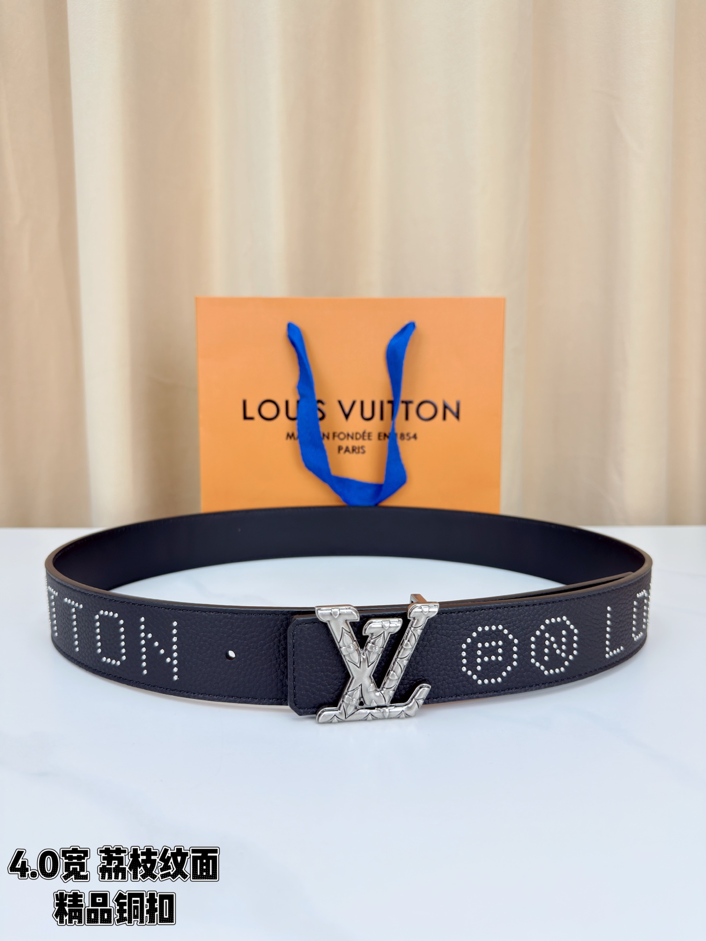 【LV 4.0cm铜扣皮带】黑色荔枝纹皮革，4.0cm宽版设计。带身缀银色铆钉字母图案，白/金/沙黑/古