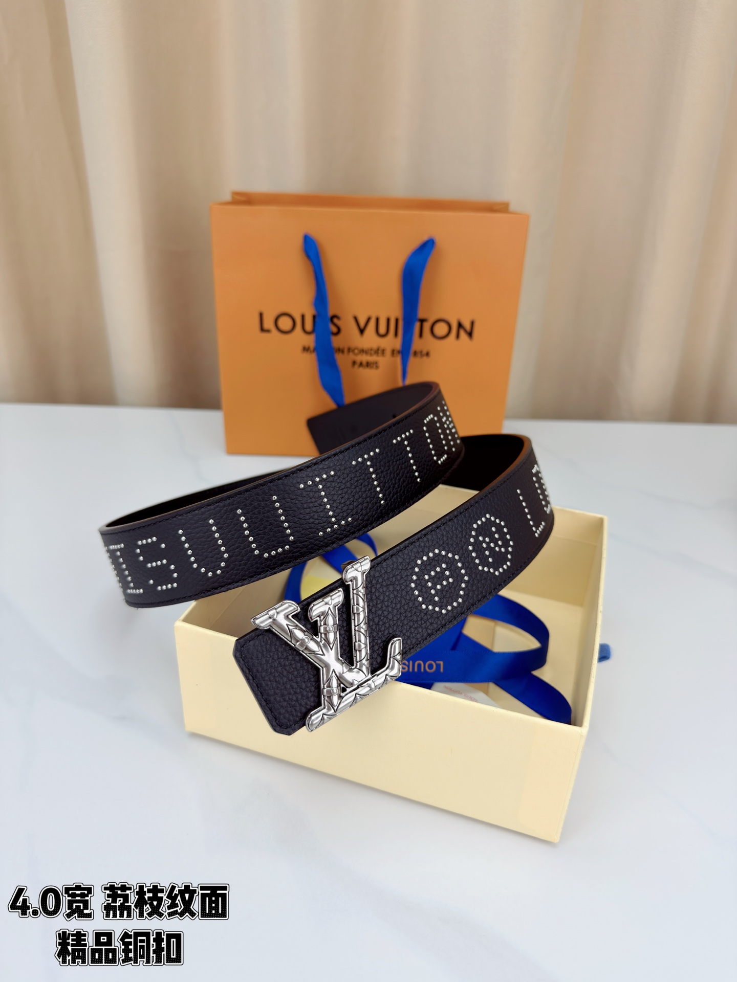 【LV 4.0cm铜扣皮带】黑色荔枝纹皮革，4.0cm宽版设计。带身缀银色铆钉字母图案，白/金/沙黑/古