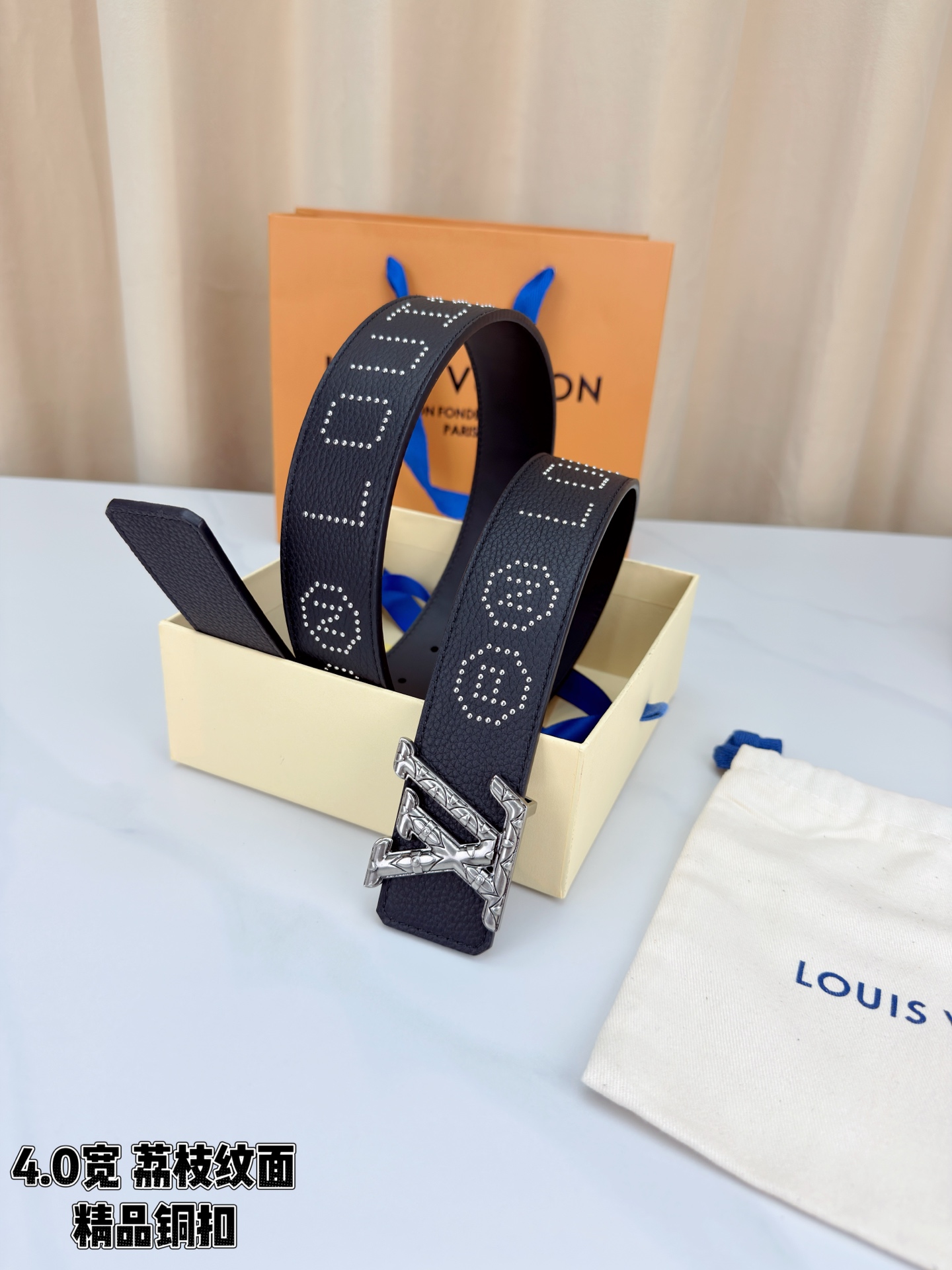 【LV 4.0cm铜扣皮带】黑色荔枝纹皮革，4.0cm宽版设计。带身缀银色铆钉字母图案，白/金/沙黑/古