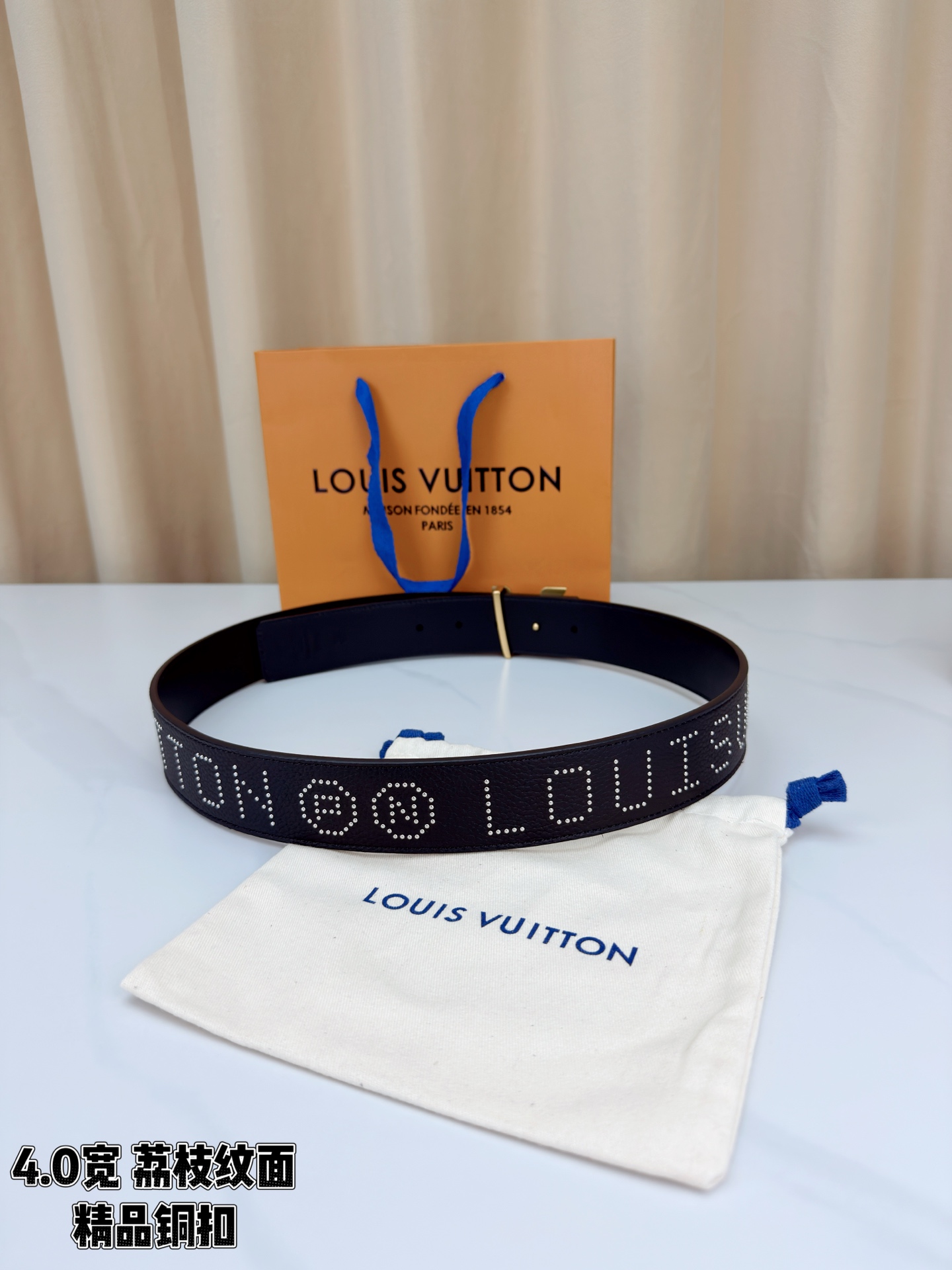 【LV 4.0cm铜扣皮带】黑色荔枝纹皮革，4.0cm宽版设计。带身缀银色铆钉字母图案，白/金/沙黑/古