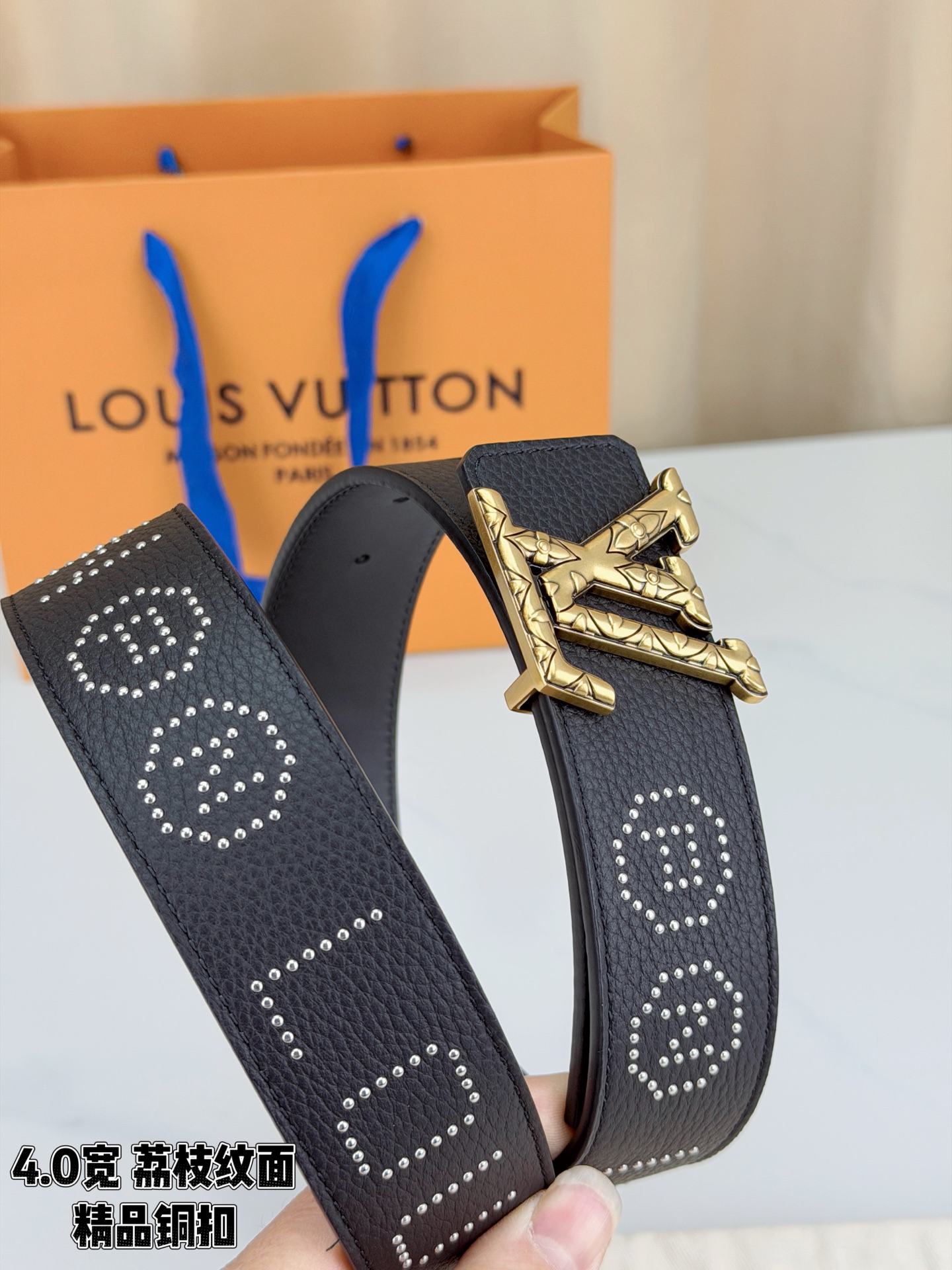 【LV 4.0cm铜扣皮带】黑色荔枝纹皮革，4.0cm宽版设计。带身缀银色铆钉字母图案，白/金/沙黑/古