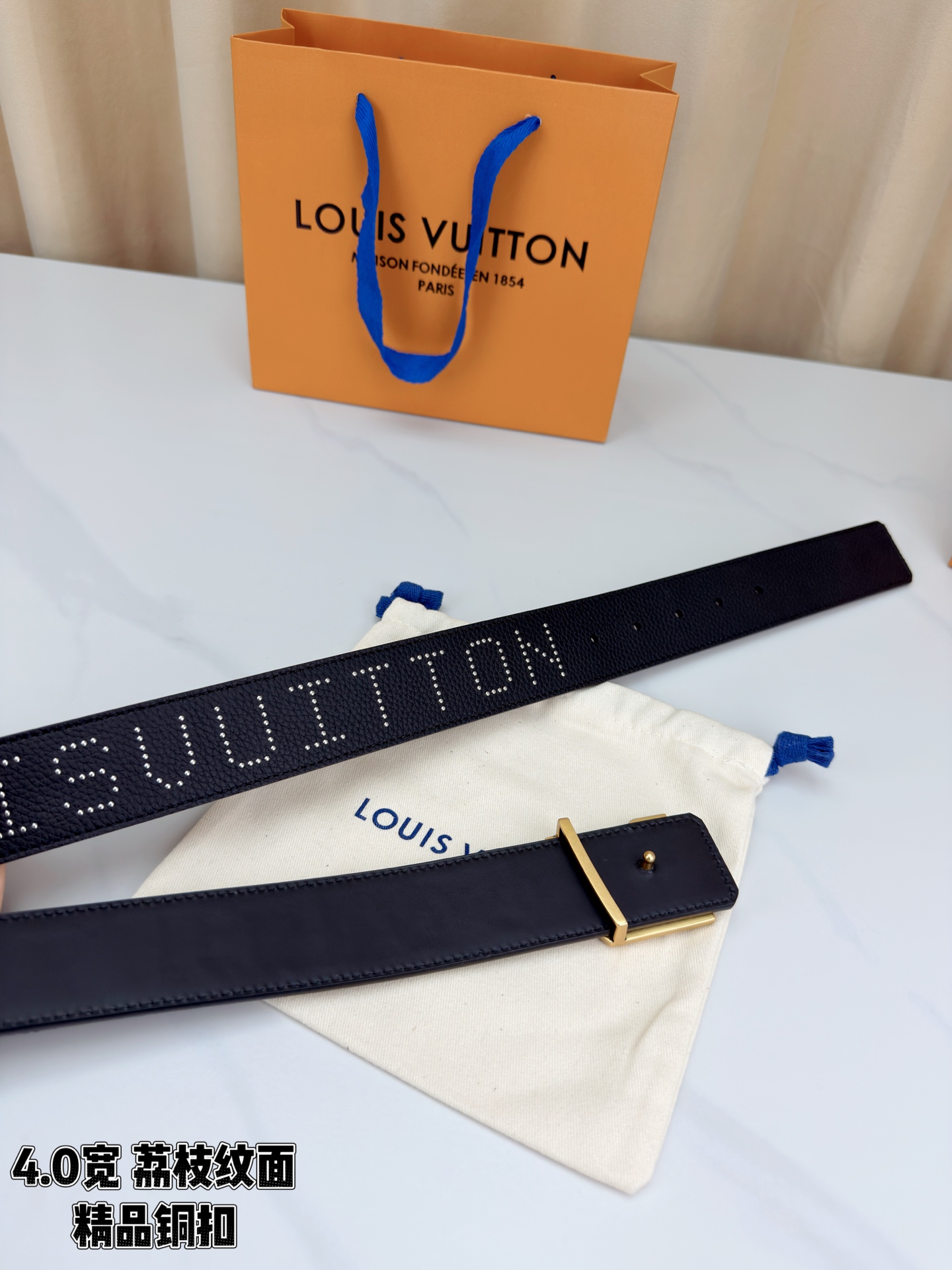 【LV 4.0cm铜扣皮带】黑色荔枝纹皮革，4.0cm宽版设计。带身缀银色铆钉字母图案，白/金/沙黑/古