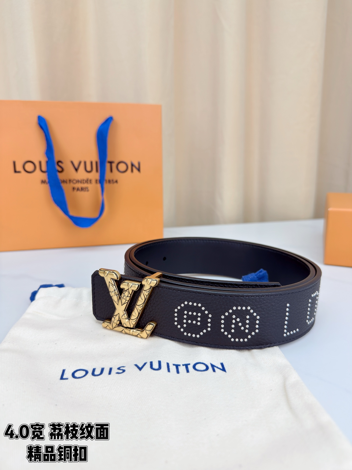 【LV 4.0cm铜扣皮带】黑色荔枝纹皮革，4.0cm宽版设计。带身缀银色铆钉字母图案，白/金/沙黑/古