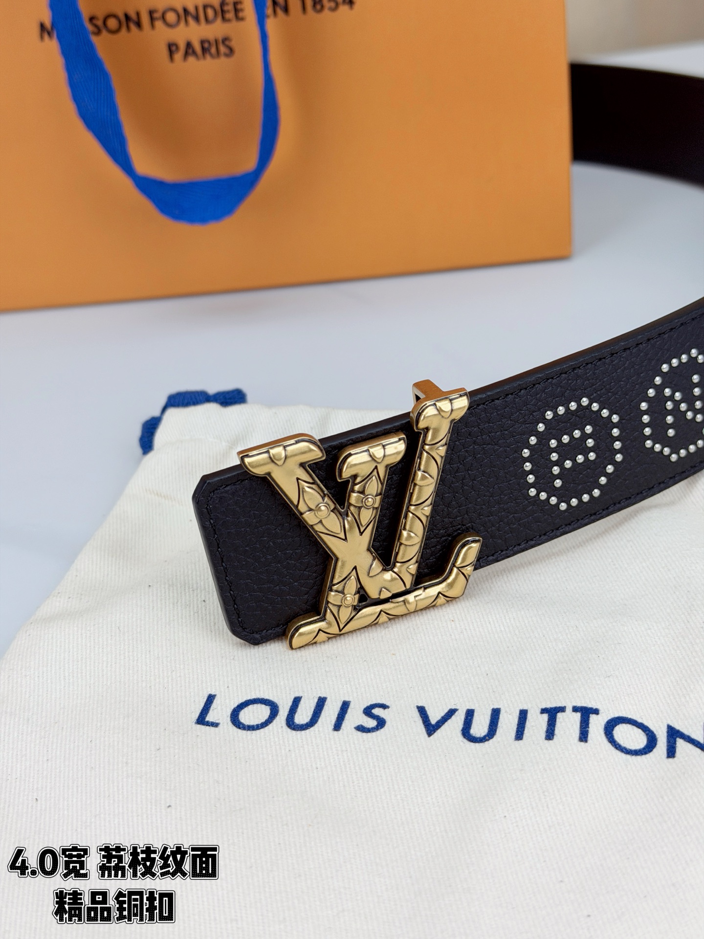 【LV 4.0cm铜扣皮带】黑色荔枝纹皮革，4.0cm宽版设计。带身缀银色铆钉字母图案，白/金/沙黑/古