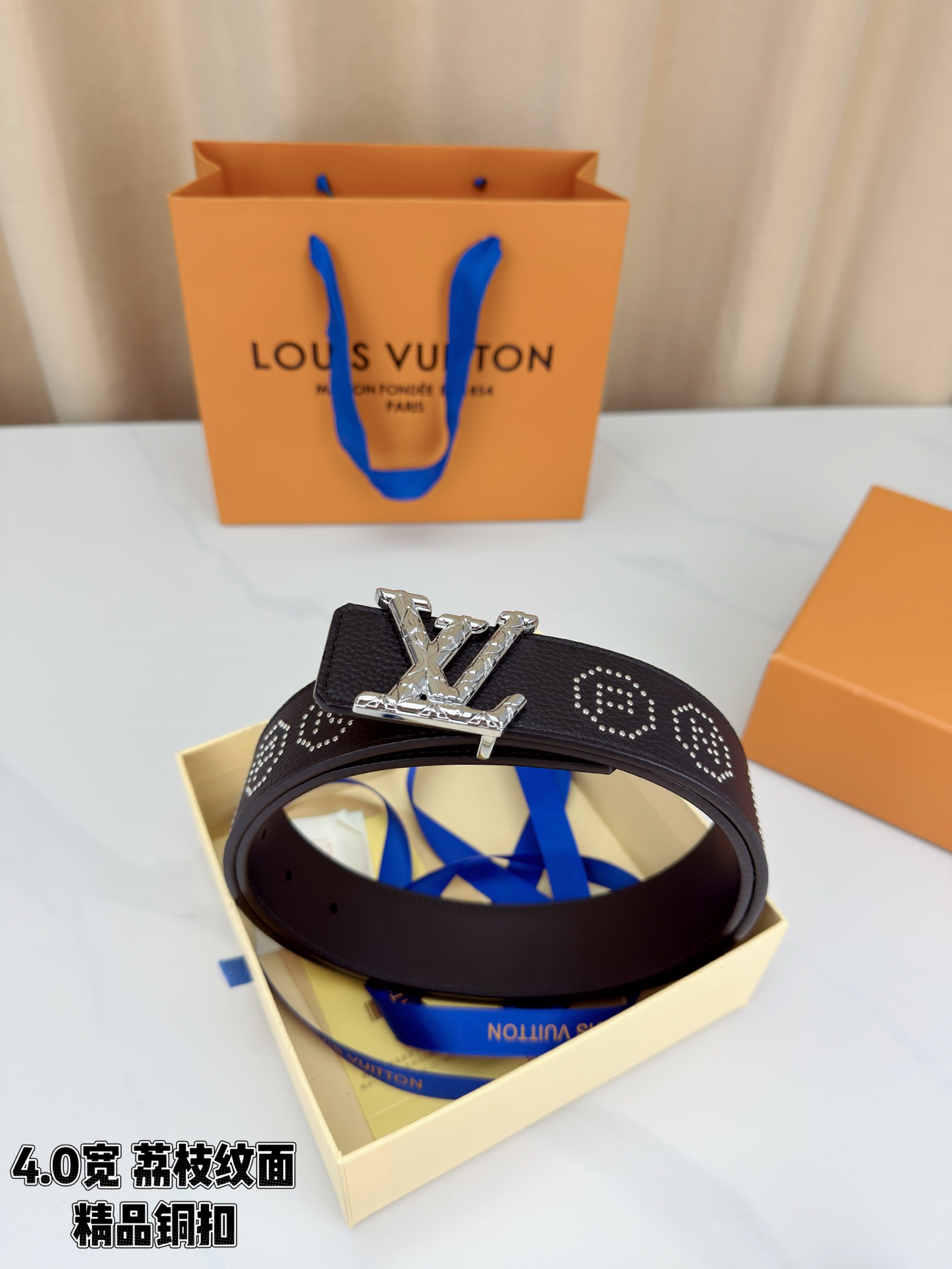 【LV 4.0cm铜扣皮带】黑色荔枝纹皮革，4.0cm宽版设计。带身缀银色铆钉字母图案，白/金/沙黑/古