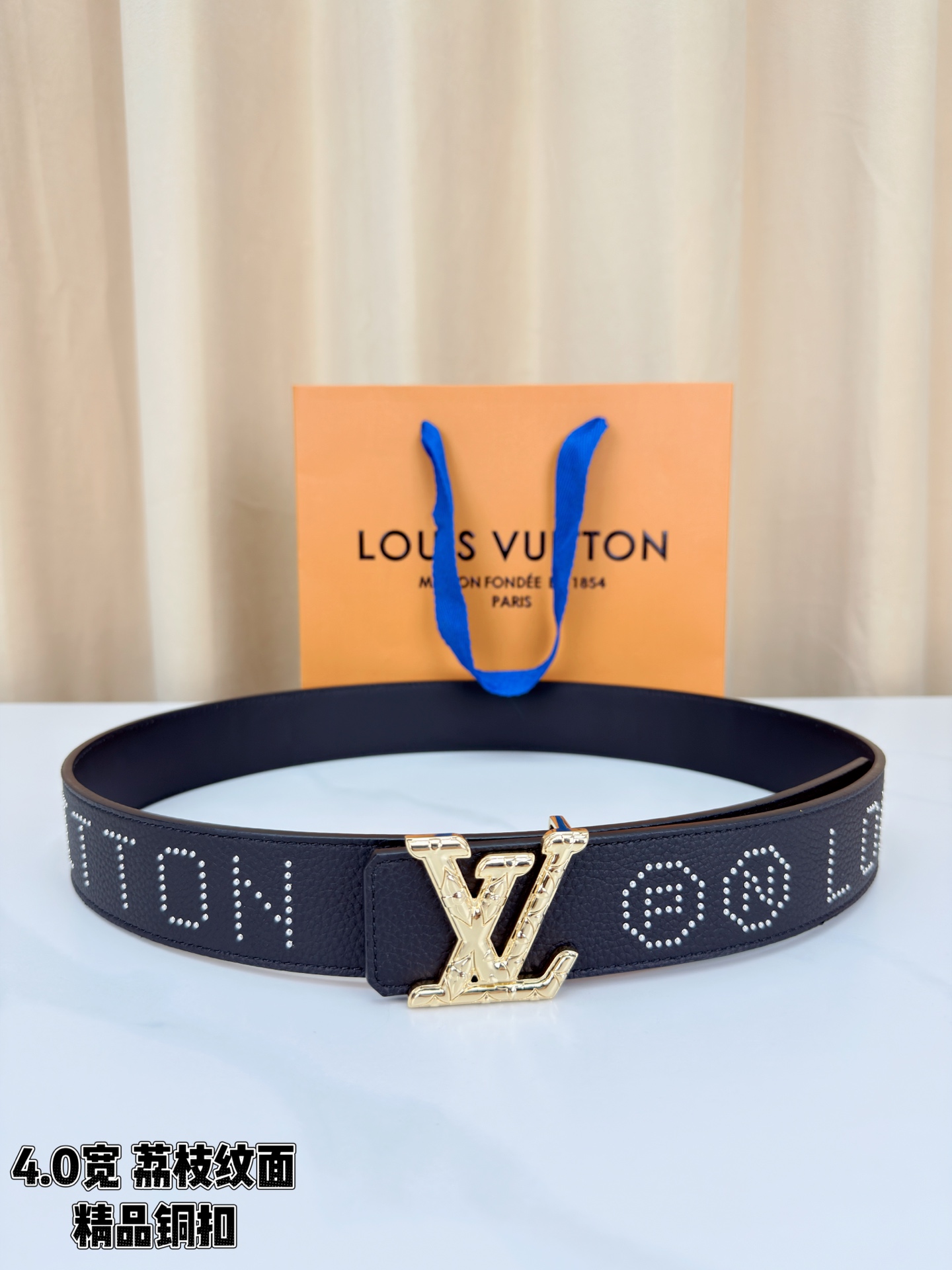 【LV 4.0cm铜扣皮带】黑色荔枝纹皮革，4.0cm宽版设计。带身缀银色铆钉字母图案，白/金/沙黑/古