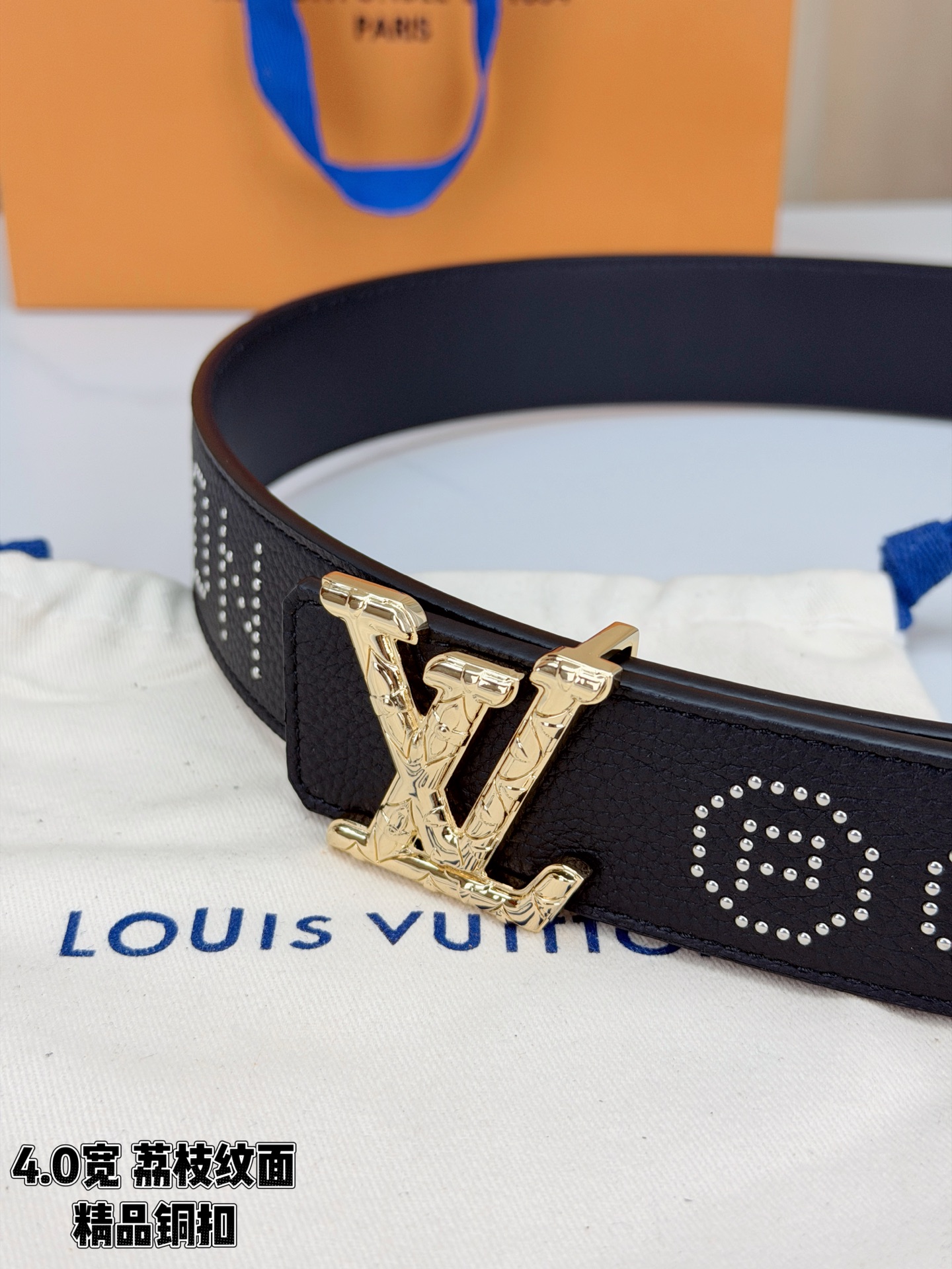 【LV 4.0cm铜扣皮带】黑色荔枝纹皮革，4.0cm宽版设计。带身缀银色铆钉字母图案，白/金/沙黑/古