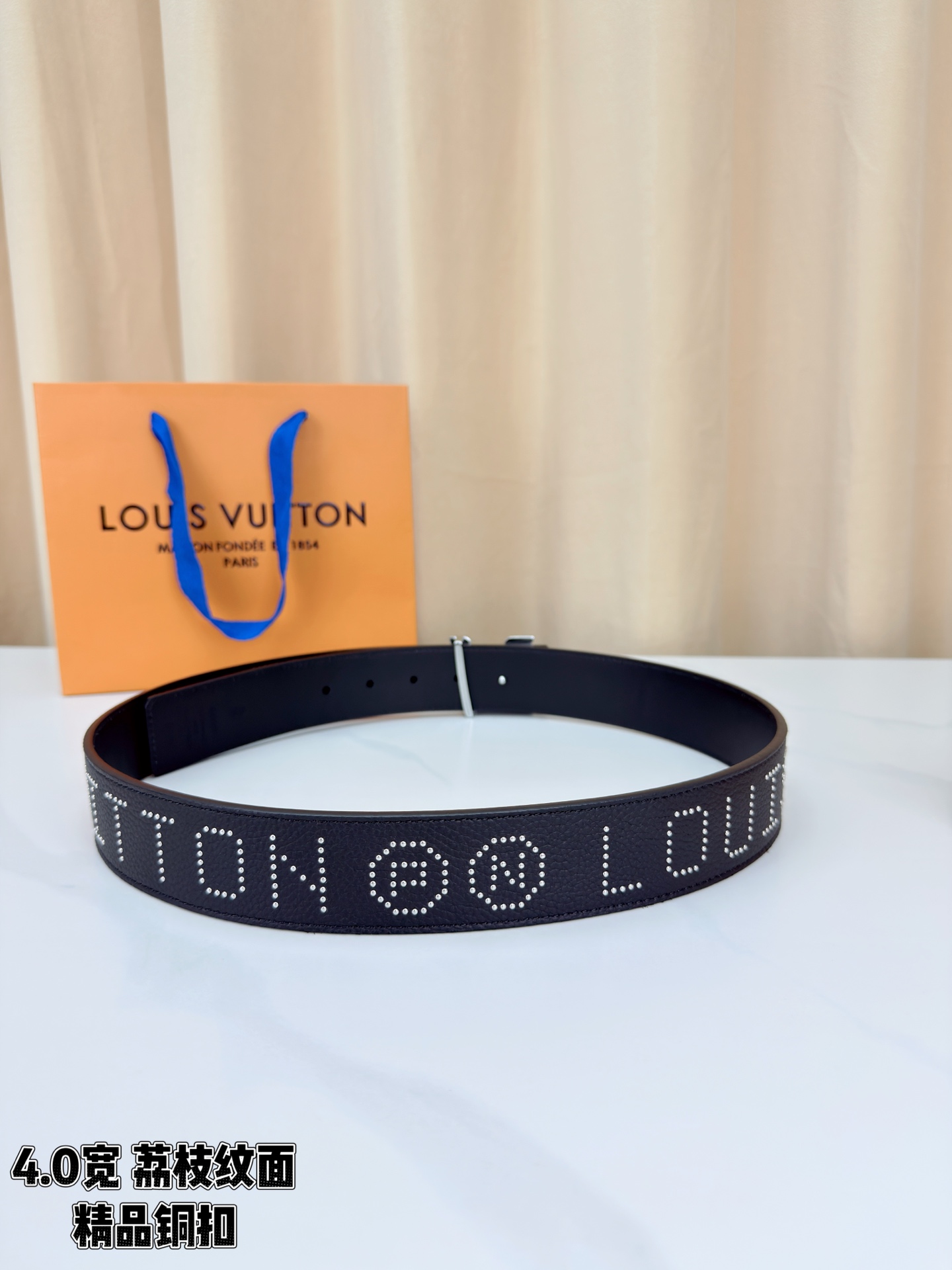 【LV 4.0cm铜扣皮带】黑色荔枝纹皮革，4.0cm宽版设计。带身缀银色铆钉字母图案，白/金/沙黑/古