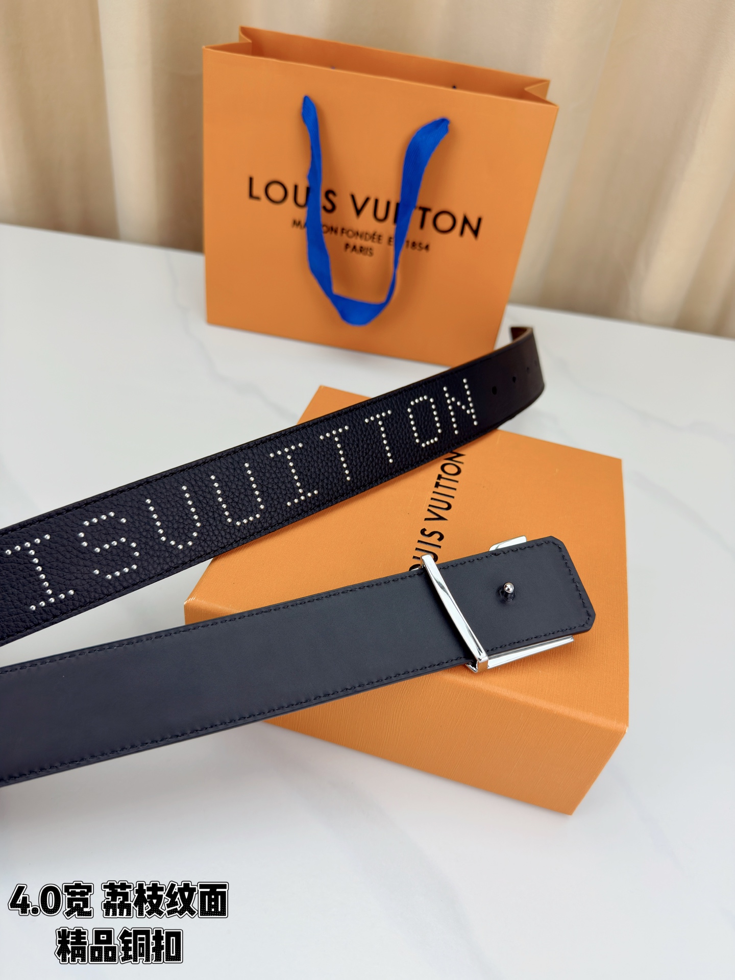 【LV 4.0cm铜扣皮带】黑色荔枝纹皮革，4.0cm宽版设计。带身缀银色铆钉字母图案，白/金/沙黑/古