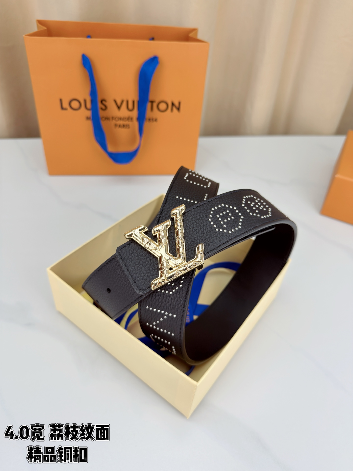 【LV 4.0cm铜扣皮带】黑色荔枝纹皮革，4.0cm宽版设计。带身缀银色铆钉字母图案，白/金/沙黑/古