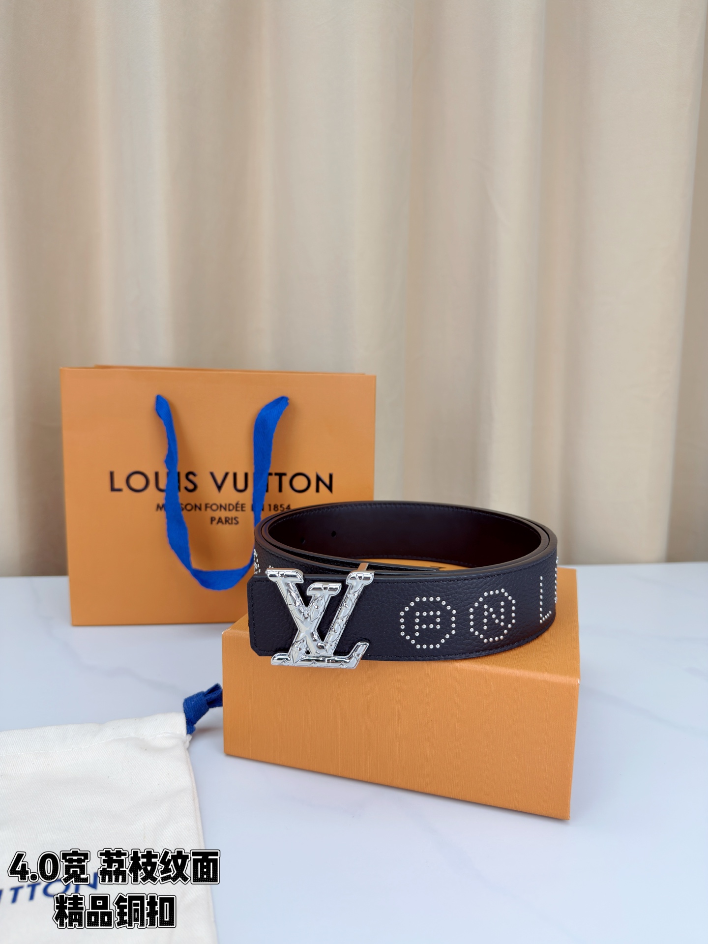 【LV 4.0cm铜扣皮带】黑色荔枝纹皮革，4.0cm宽版设计。带身缀银色铆钉字母图案，白/金/沙黑/古