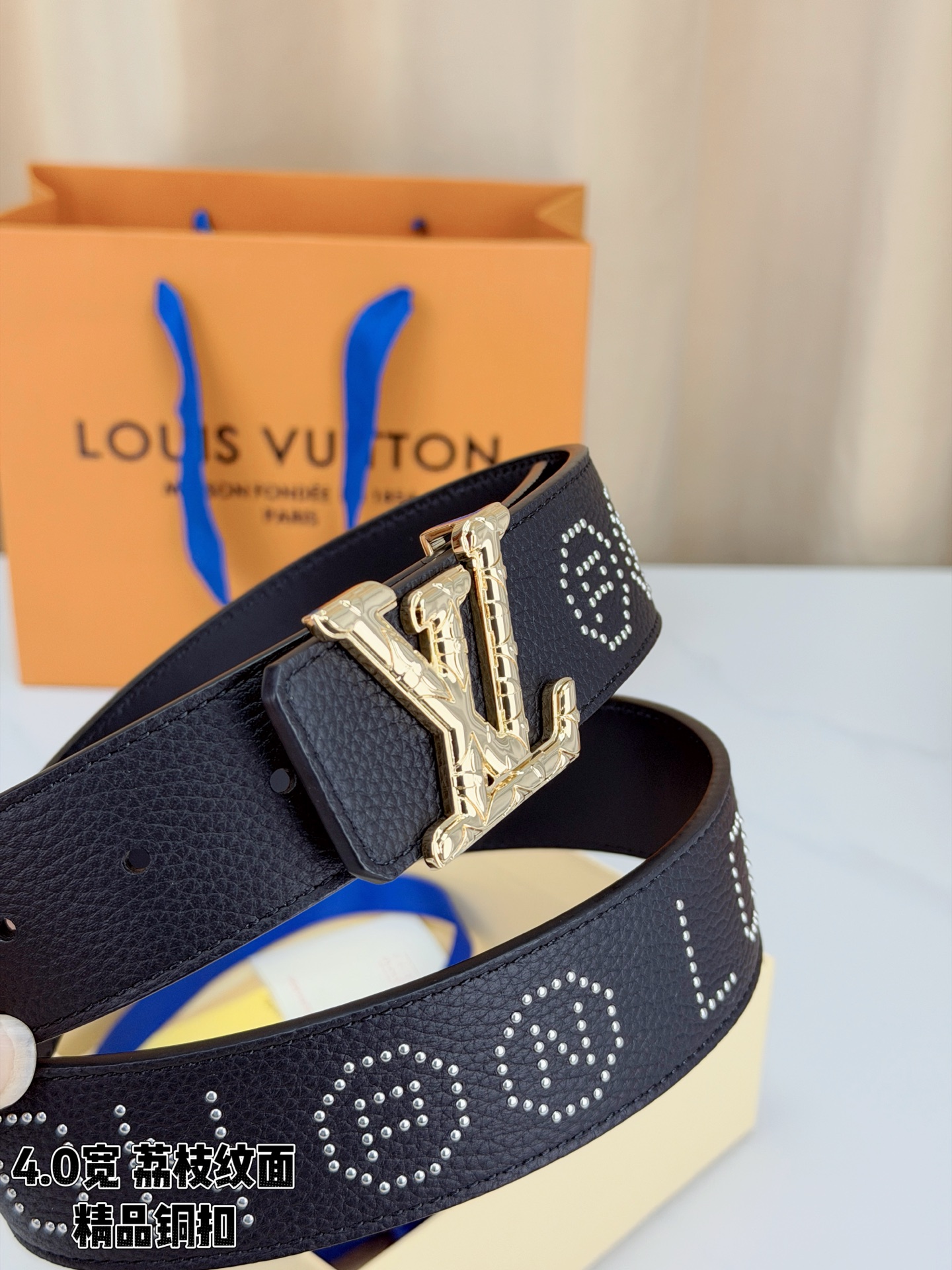 【LV 4.0cm铜扣皮带】黑色荔枝纹皮革，4.0cm宽版设计。带身缀银色铆钉字母图案，白/金/沙黑/古