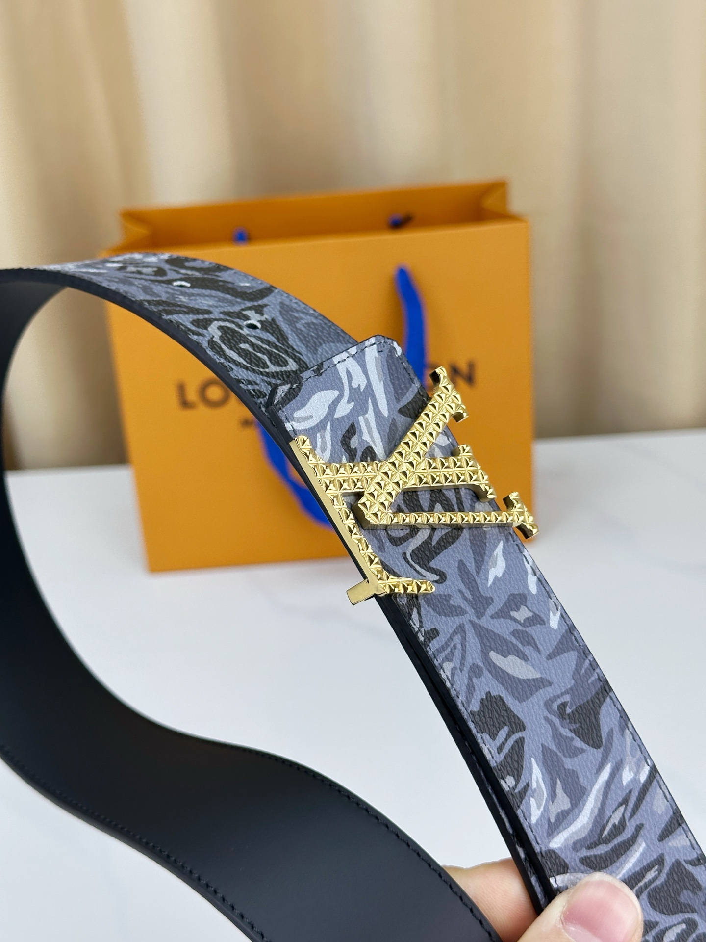 4.0宽精品钢扣皮带 采用立体菱形纹钢扣设计 搭配丛林迷彩与灰调迷彩两款艺术图案皮革-Top High Quatity Cheap Sneakers Fashion Clothing Clothes Bags handbags Shoes of all Brand wholesale With The best Quality And Beautiful Price from China Factory Chinese suppliers wholesaler seller 4.0宽精品钢扣皮带 采用立体菱形纹钢扣设计 搭配丛林迷彩与灰调迷彩两款艺术图案皮革