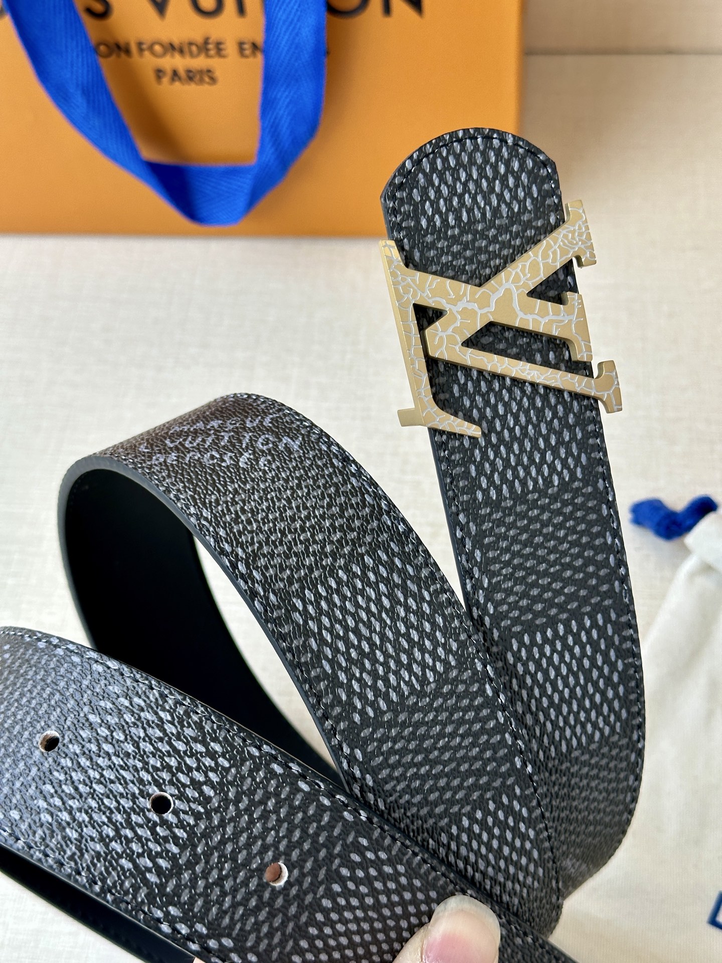 Louis Vuitton 1854年巴黎传承之作，钢扣鳄鱼标志性白色 金色 黑色LV金属扣，进口小牛皮精湛工艺尽显奢华。商务休闲皆宜，彰显不凡品味与尊贵身份🅿️190皮带 腰带