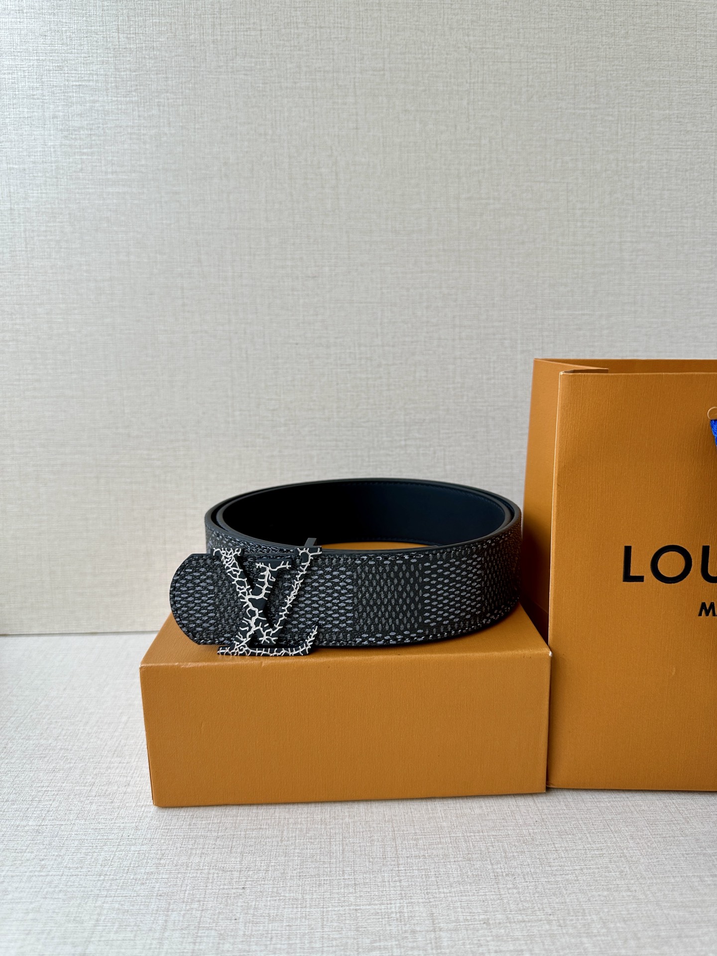 Louis Vuitton 1854年巴黎传承之作，钢扣鳄鱼标志性白色 金色 黑色LV金属扣，进口小牛皮精湛工艺尽显奢华。商务休闲皆宜，彰显不凡品味与尊贵身份🅿️190皮带 腰带