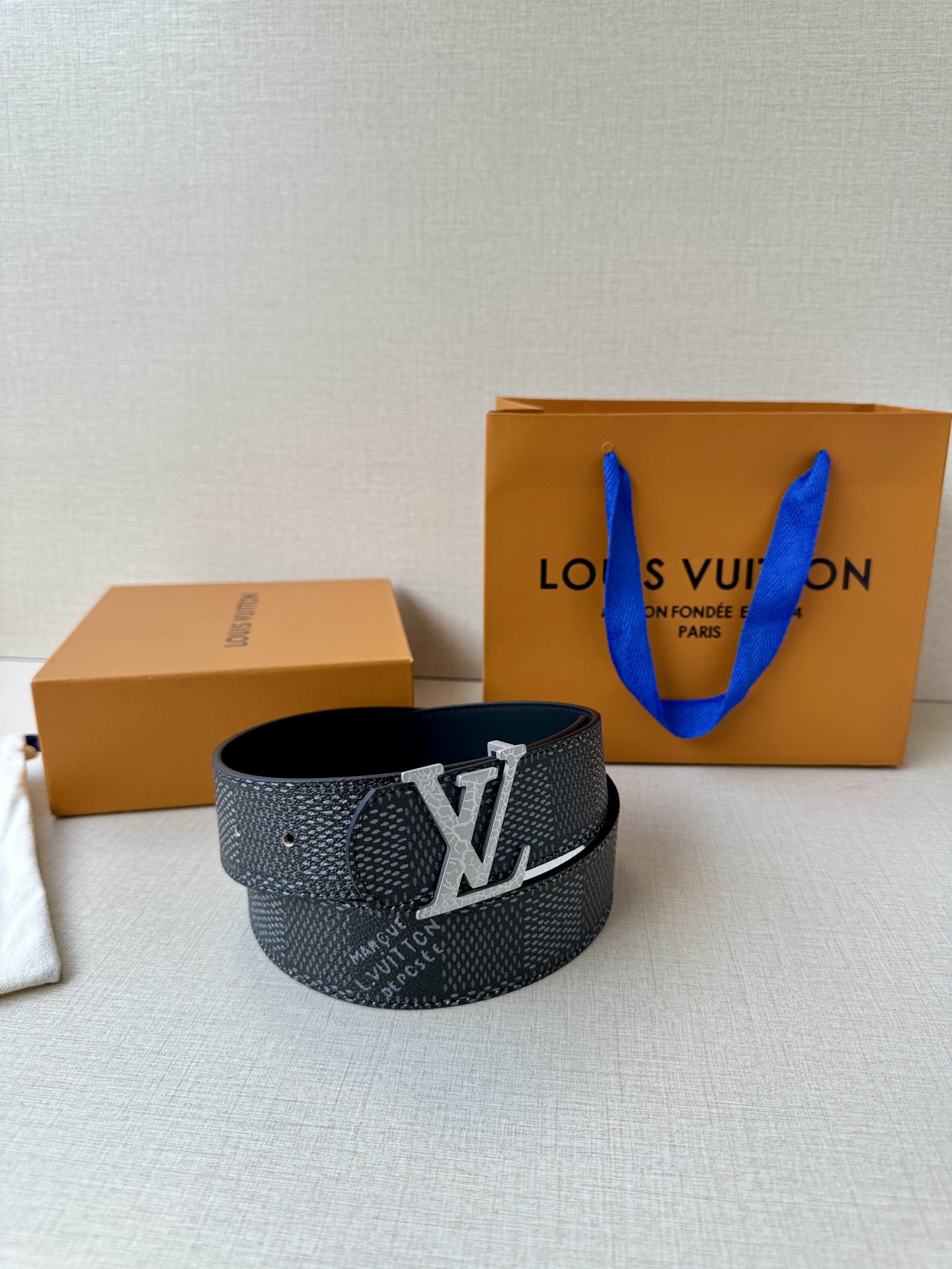 Louis Vuitton 1854年巴黎传承之作，钢扣鳄鱼标志性白色 金色 黑色LV金属扣，进口小牛皮精湛工艺尽显奢华。商务休闲皆宜，彰显不凡品味与尊贵身份🅿️190皮带 腰带