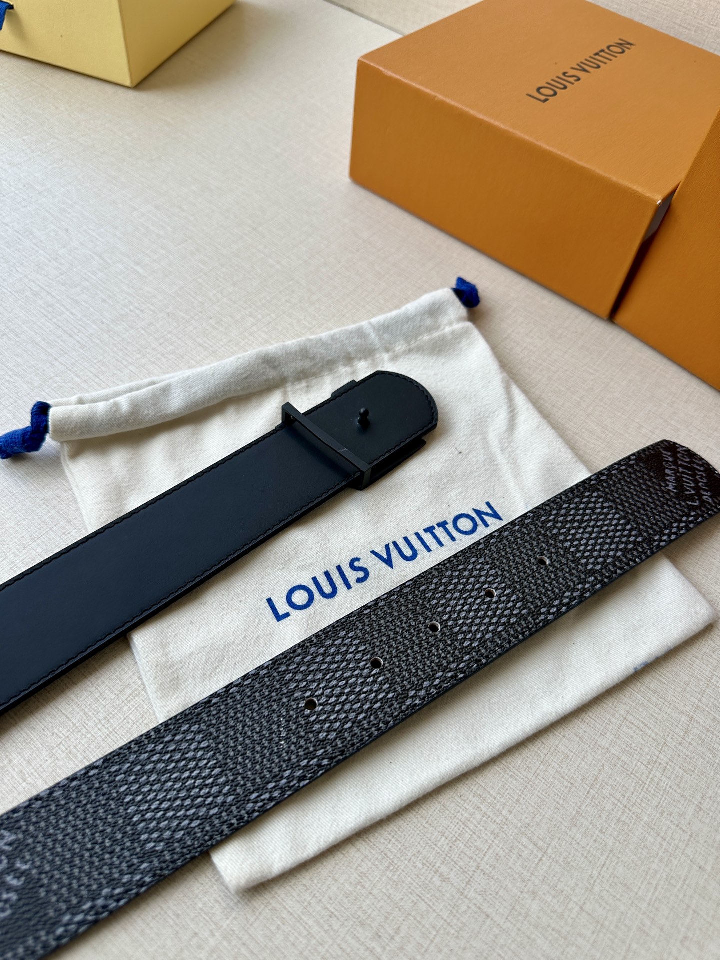 Louis Vuitton 1854年巴黎传承之作，钢扣鳄鱼标志性白色 金色 黑色LV金属扣，进口小牛皮精湛工艺尽显奢华。商务休闲皆宜，彰显不凡品味与尊贵身份🅿️190皮带 腰带