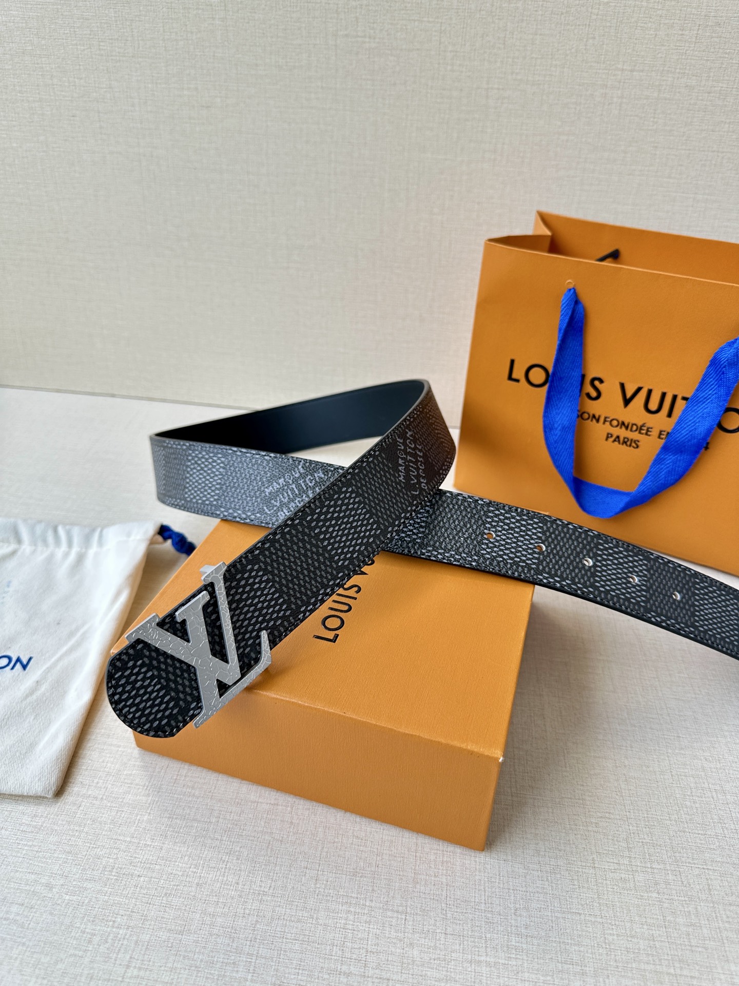 Louis Vuitton 1854年巴黎传承之作，钢扣鳄鱼标志性白色 金色 黑色LV金属扣，进口小牛皮精湛工艺尽显奢华。商务休闲皆宜，彰显不凡品味与尊贵身份🅿️190皮带 腰带