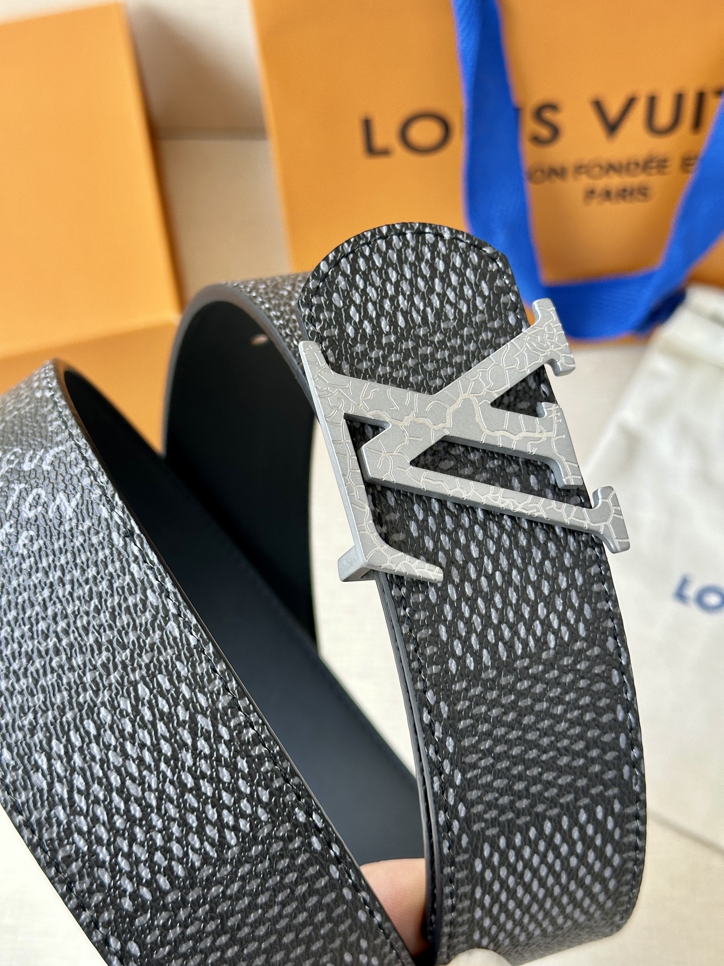 Louis Vuitton 1854年巴黎传承之作，钢扣鳄鱼标志性白色 金色 黑色LV金属扣，进口小牛皮精湛工艺尽显奢华。商务休闲皆宜，彰显不凡品味与尊贵身份🅿️190皮带 腰带