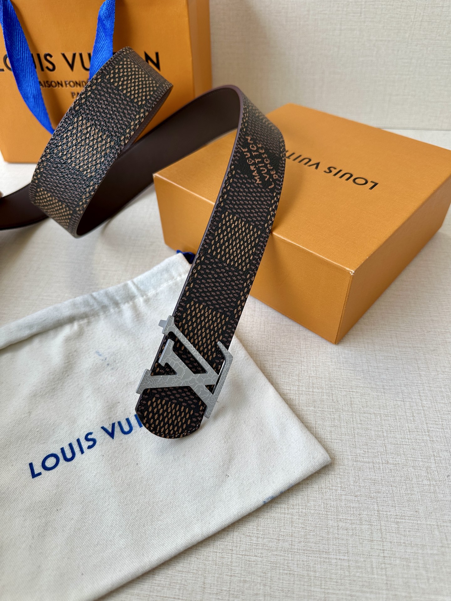 Louis Vuitton 1854年巴黎传承之作，钢扣鳄鱼标志性白色 金色 黑色LV金属扣，进口小牛皮精湛工艺尽显奢华。商务休闲皆宜，彰显不凡品味与尊贵身份🅿️190皮带 腰带