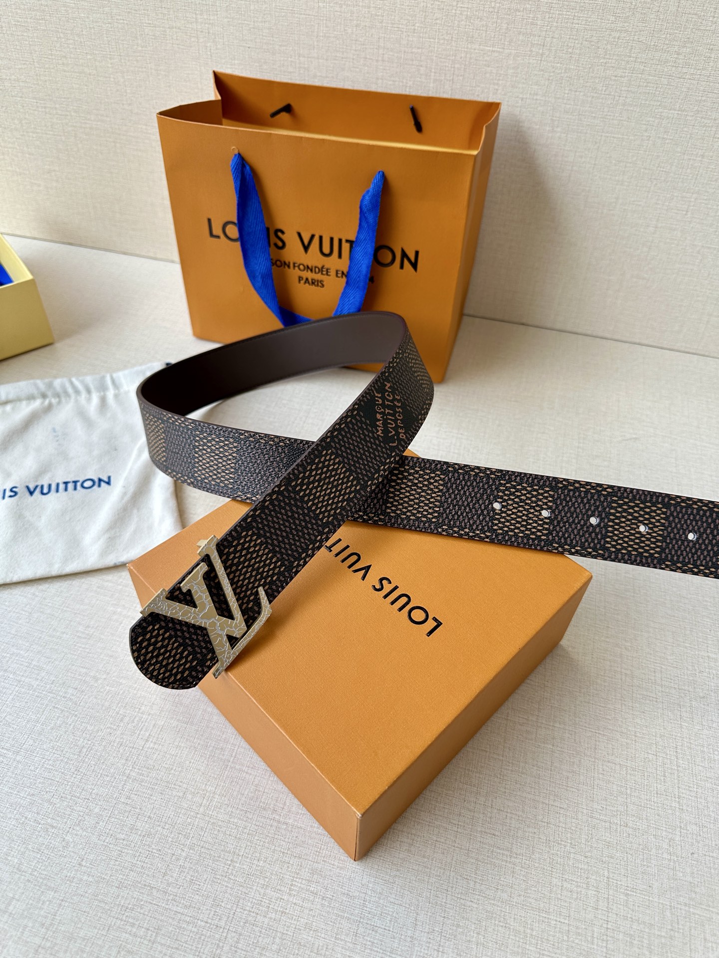 Louis Vuitton 1854年巴黎传承之作，钢扣鳄鱼标志性白色 金色 黑色LV金属扣，进口小牛皮精湛工艺尽显奢华。商务休闲皆宜，彰显不凡品味与尊贵身份🅿️190皮带 腰带