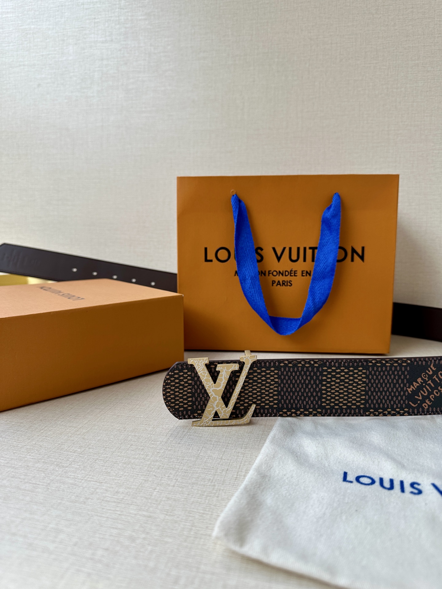 Louis Vuitton 1854年巴黎传承之作，钢扣鳄鱼标志性白色 金色 黑色LV金属扣，进口小牛皮精湛工艺尽显奢华。商务休闲皆宜，彰显不凡品味与尊贵身份🅿️190皮带 腰带