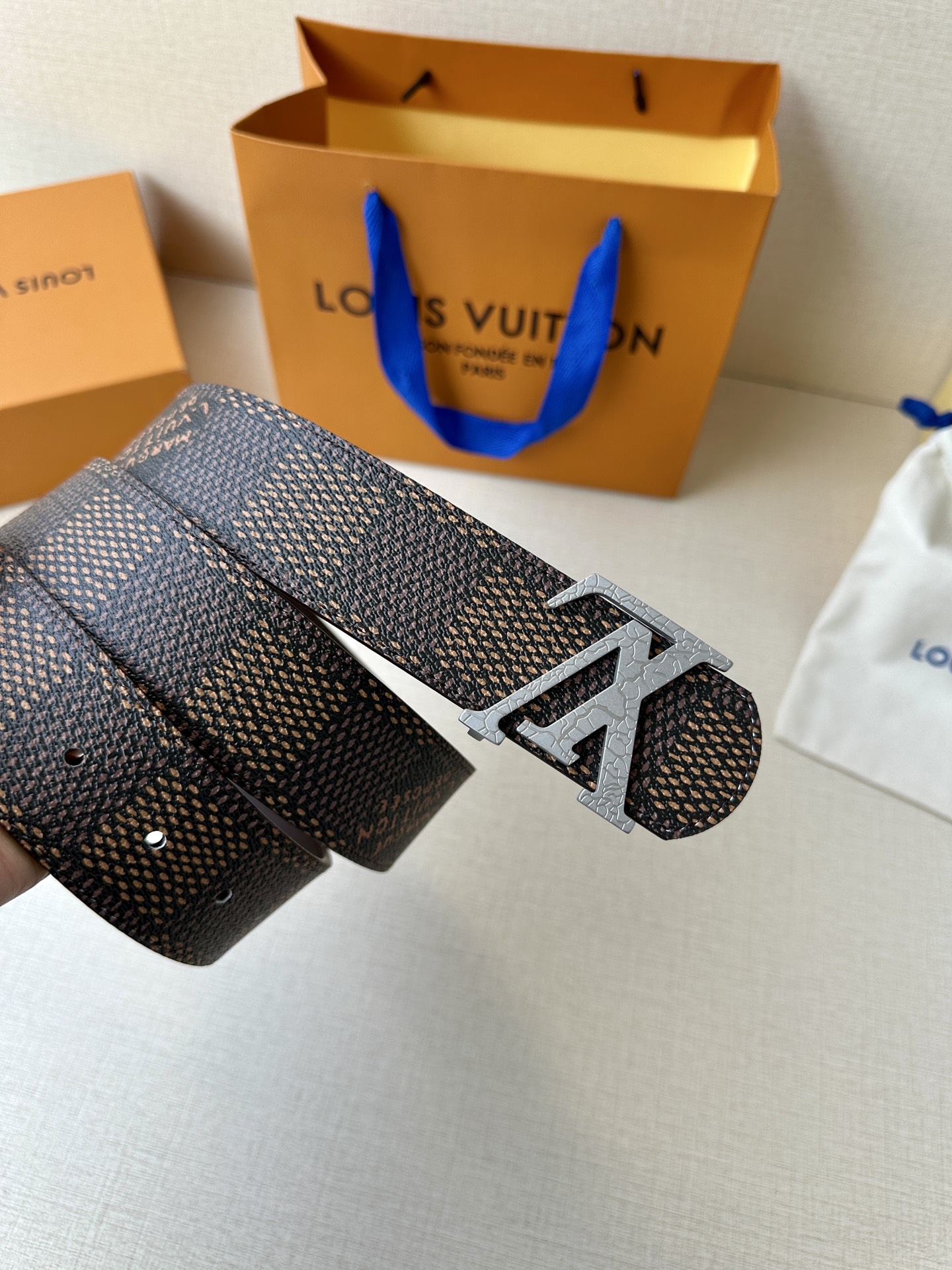 Louis Vuitton 1854年巴黎传承之作，钢扣鳄鱼标志性白色 金色 黑色LV金属扣，进口小牛皮精湛工艺尽显奢华。商务休闲皆宜，彰显不凡品味与尊贵身份🅿️190皮带 腰带