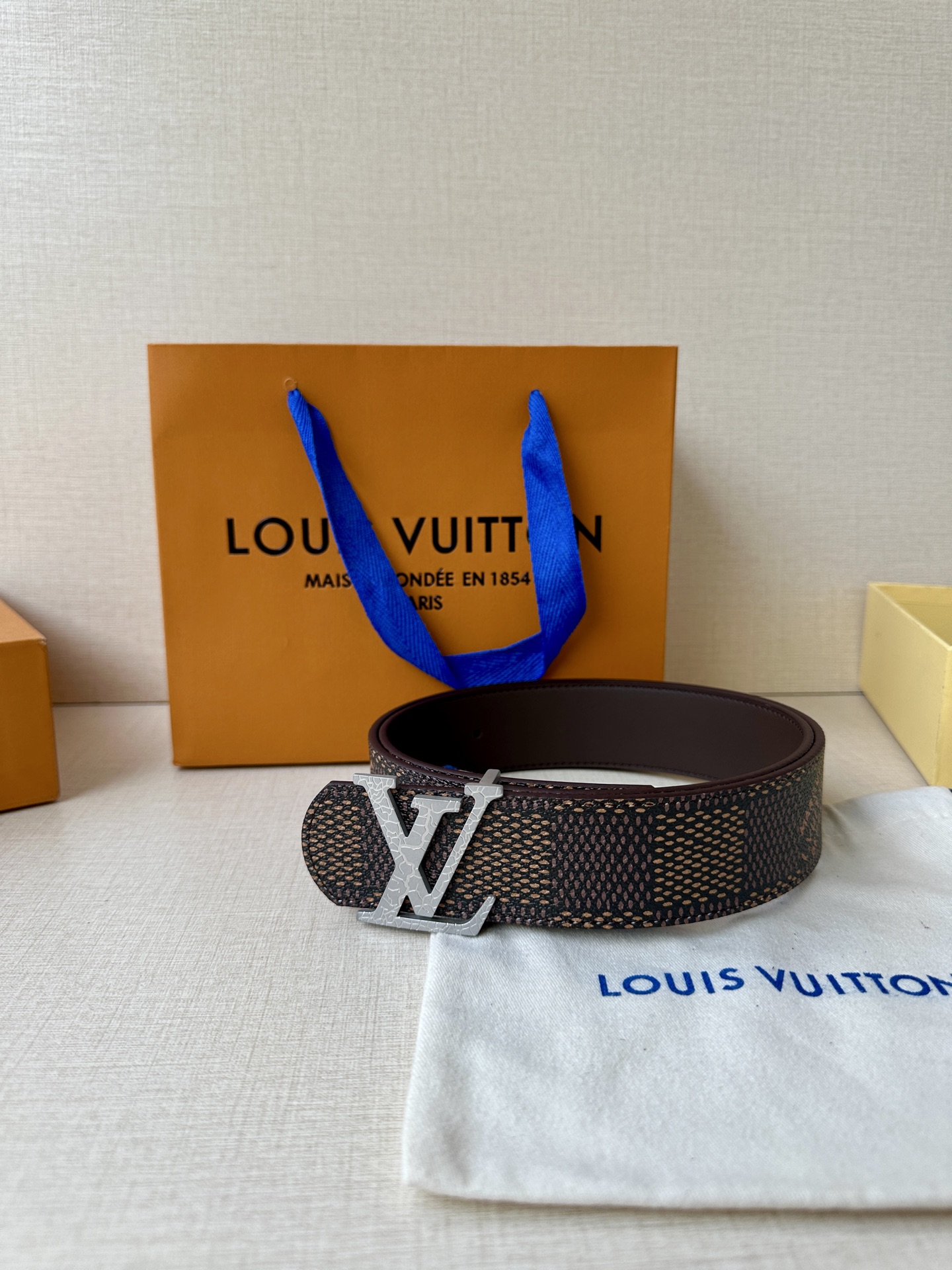 Louis Vuitton 1854年巴黎传承之作，钢扣鳄鱼标志性白色 金色 黑色LV金属扣，进口小牛皮精湛工艺尽显奢华。商务休闲皆宜，彰显不凡品味与尊贵身份🅿️190皮带 腰带