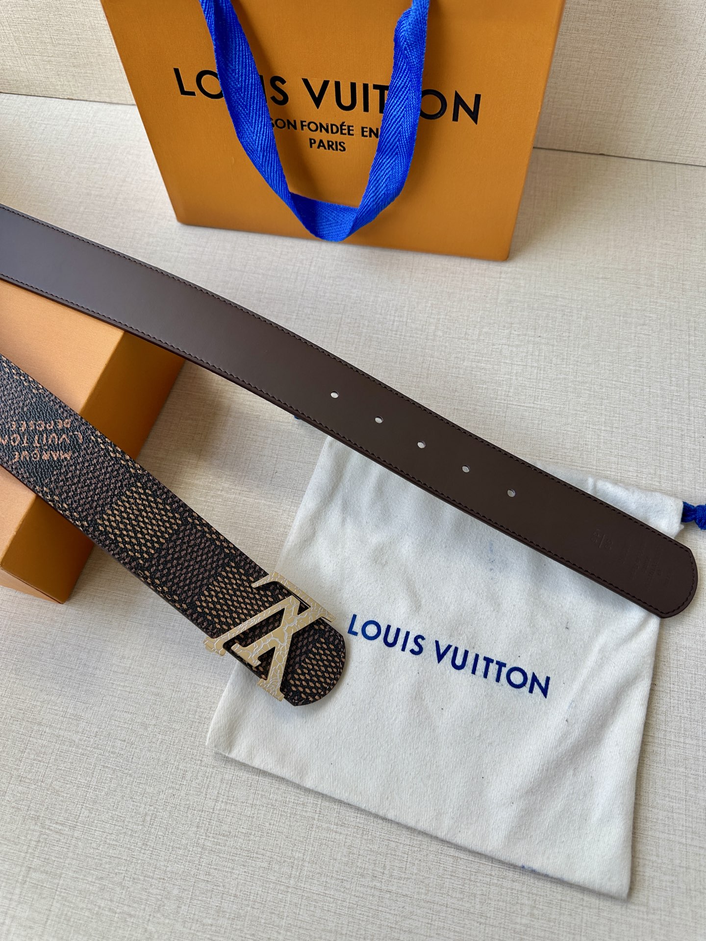 Louis Vuitton 1854年巴黎传承之作，钢扣鳄鱼标志性白色 金色 黑色LV金属扣，进口小牛皮精湛工艺尽显奢华。商务休闲皆宜，彰显不凡品味与尊贵身份🅿️190皮带 腰带