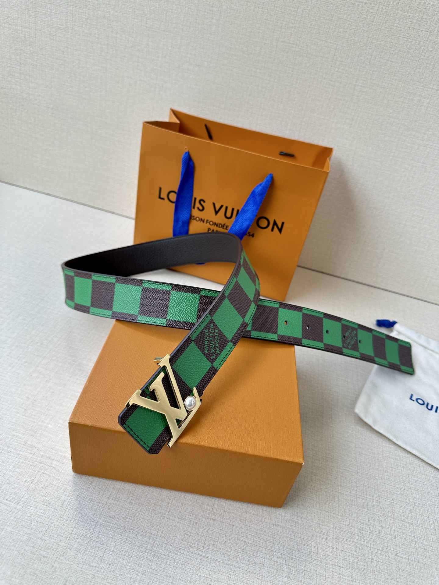 Louis Vuitton全新彩色棋盘格纹皮带，绿红蓝橙黄交织经典美学。金属钢扣镶嵌璀璨珍珠，细腻丝印品牌标识，精湛工艺诠释法式奢华。方寸之间，尽显优雅格调与卓越品质。🅿️195皮带 腰带