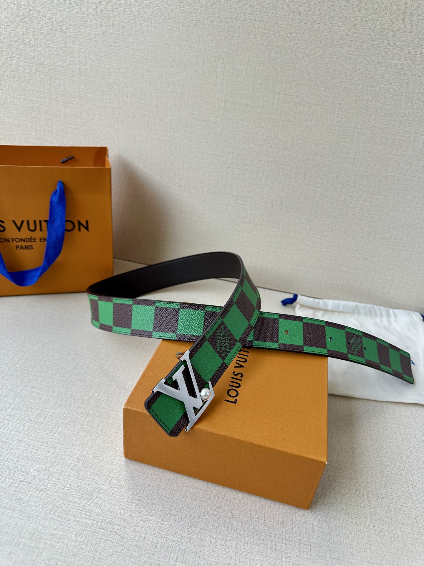 Louis Vuitton全新彩色棋盘格纹皮带，绿红蓝橙黄交织经典美学。金属钢扣镶嵌璀璨珍珠，细腻丝印品牌标识，精湛工艺诠释法式奢华。方寸之间，尽显优雅格调与卓越品质。🅿️195皮带 腰带