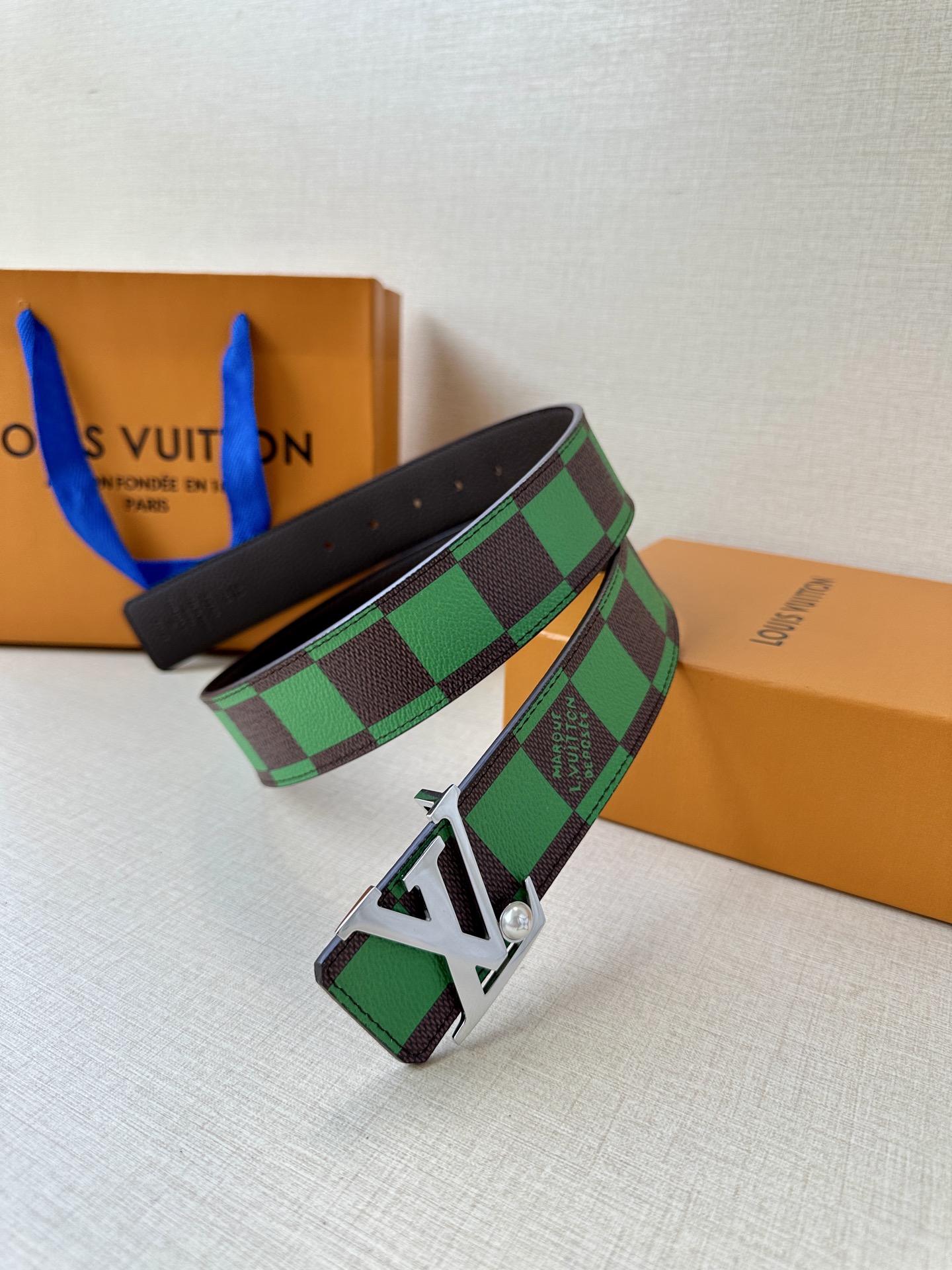 Louis Vuitton全新彩色棋盘格纹皮带，绿红蓝橙黄交织经典美学。金属钢扣镶嵌璀璨珍珠，细腻丝印品牌标识，精湛工艺诠释法式奢华。方寸之间，尽显优雅格调与卓越品质。🅿️195皮带 腰带