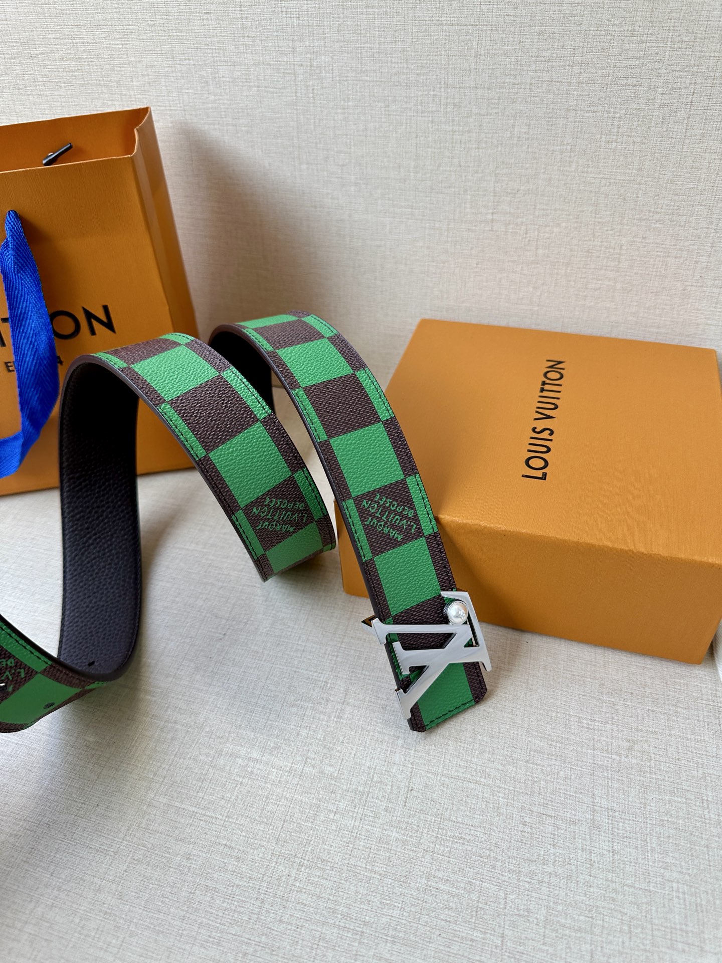 Louis Vuitton全新彩色棋盘格纹皮带，绿红蓝橙黄交织经典美学。金属钢扣镶嵌璀璨珍珠，细腻丝印品牌标识，精湛工艺诠释法式奢华。方寸之间，尽显优雅格调与卓越品质。🅿️195皮带 腰带