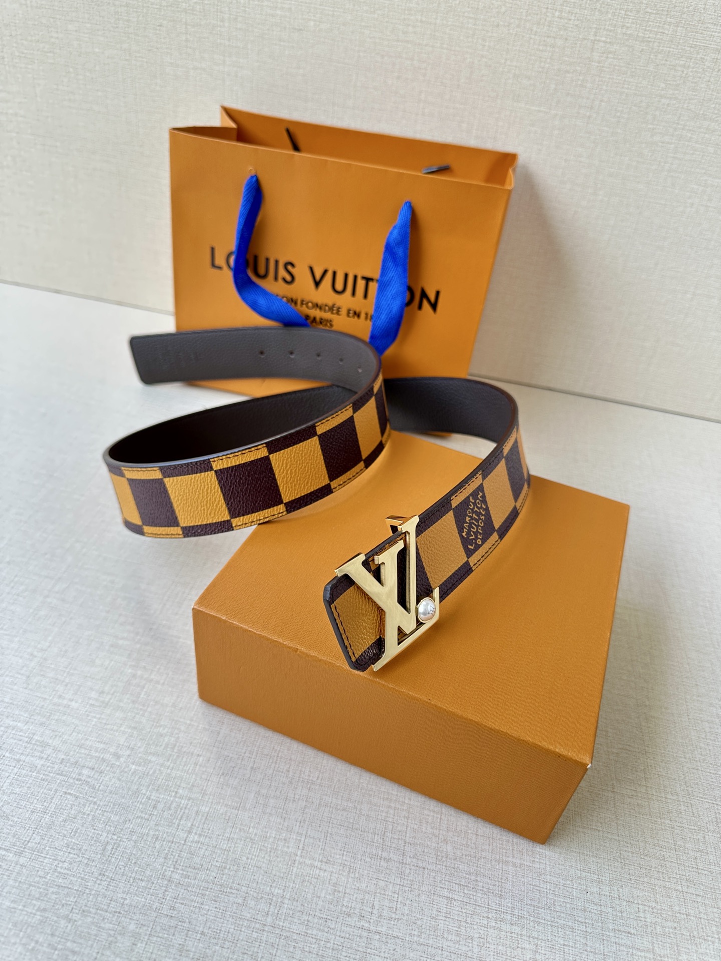 Louis Vuitton全新彩色棋盘格纹皮带，绿红蓝橙黄交织经典美学。金属钢扣镶嵌璀璨珍珠，细腻丝印品牌标识，精湛工艺诠释法式奢华。方寸之间，尽显优雅格调与卓越品质。🅿️195皮带 腰带