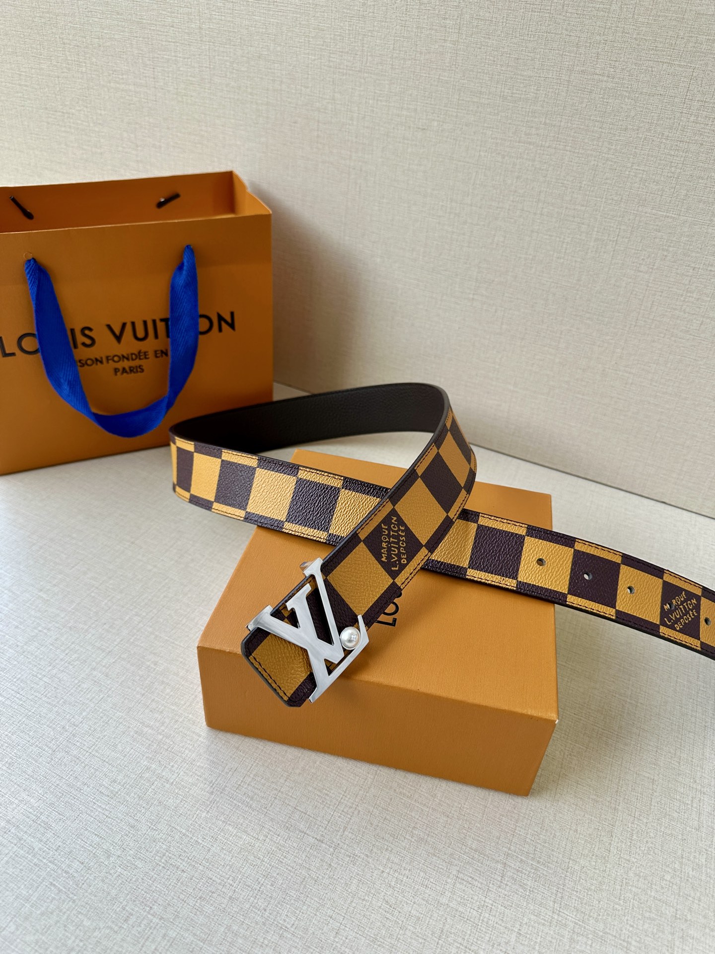 Louis Vuitton全新彩色棋盘格纹皮带，绿红蓝橙黄交织经典美学。金属钢扣镶嵌璀璨珍珠，细腻丝印品牌标识，精湛工艺诠释法式奢华。方寸之间，尽显优雅格调与卓越品质。🅿️195皮带 腰带