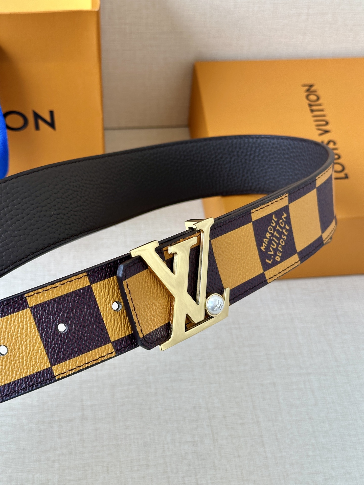 Louis Vuitton全新彩色棋盘格纹皮带，绿红蓝橙黄交织经典美学。金属钢扣镶嵌璀璨珍珠，细腻丝印品牌标识，精湛工艺诠释法式奢华。方寸之间，尽显优雅格调与卓越品质。🅿️195皮带 腰带