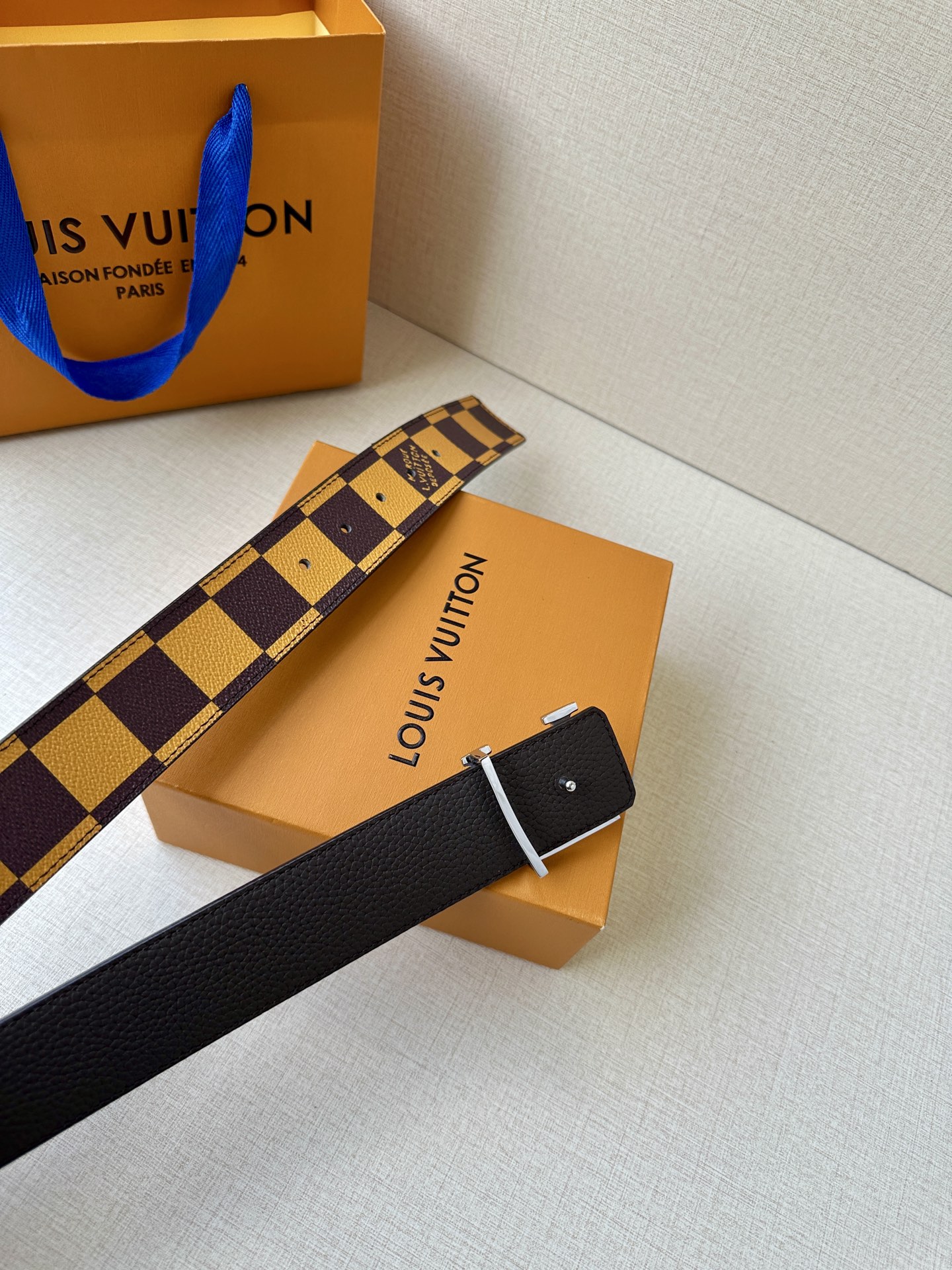 Louis Vuitton全新彩色棋盘格纹皮带，绿红蓝橙黄交织经典美学。金属钢扣镶嵌璀璨珍珠，细腻丝印品牌标识，精湛工艺诠释法式奢华。方寸之间，尽显优雅格调与卓越品质。🅿️195皮带 腰带