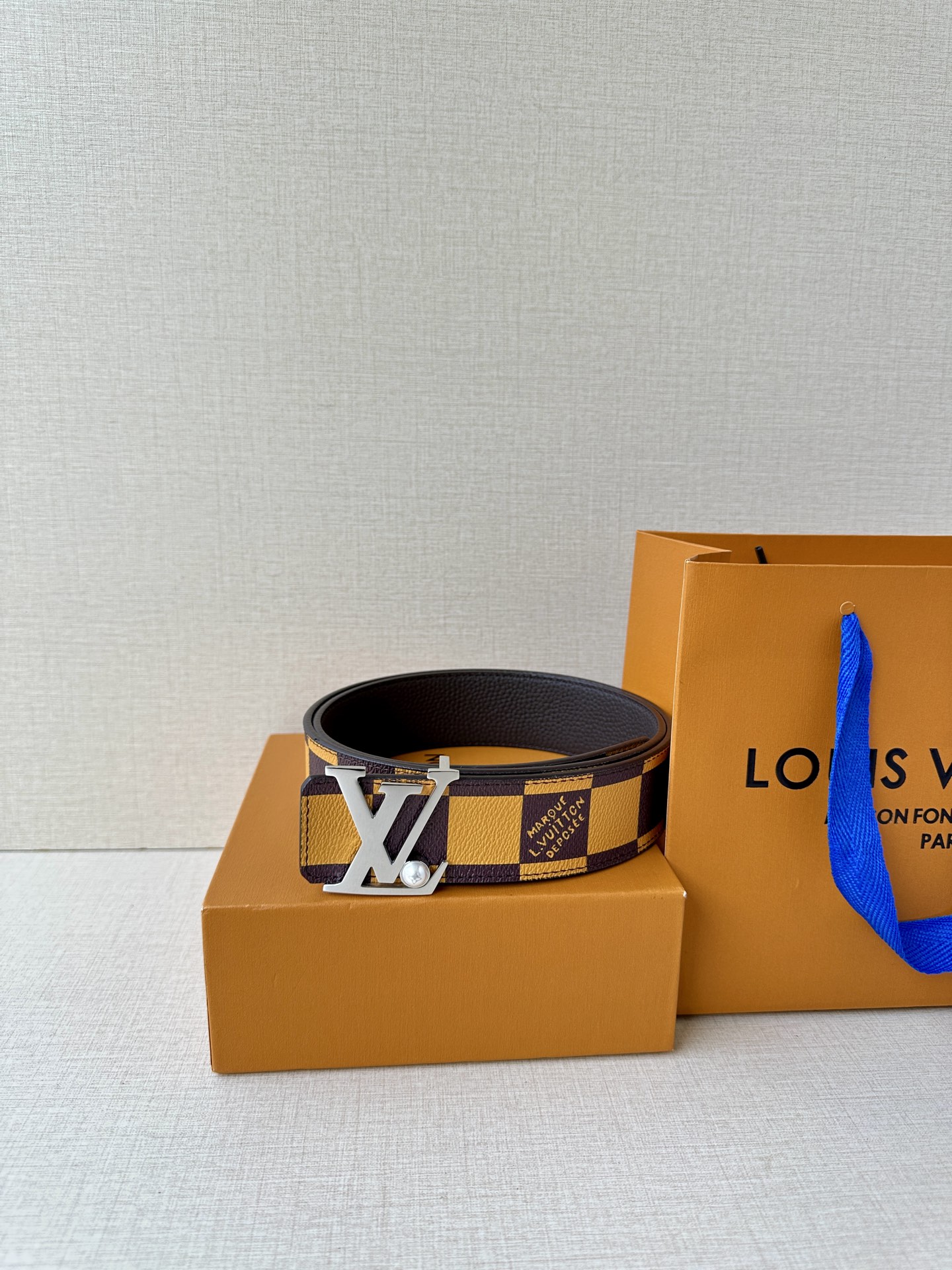 Louis Vuitton全新彩色棋盘格纹皮带，绿红蓝橙黄交织经典美学。金属钢扣镶嵌璀璨珍珠，细腻丝印品牌标识，精湛工艺诠释法式奢华。方寸之间，尽显优雅格调与卓越品质。🅿️195皮带 腰带