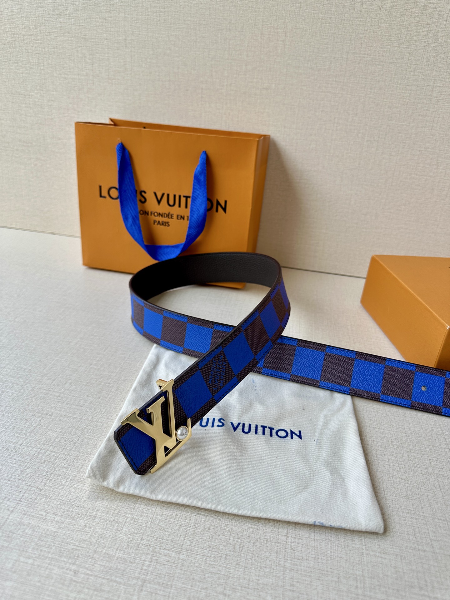 Louis Vuitton全新彩色棋盘格纹皮带，绿红蓝橙黄交织经典美学。金属钢扣镶嵌璀璨珍珠，细腻丝印品牌标识，精湛工艺诠释法式奢华。方寸之间，尽显优雅格调与卓越品质。🅿️195皮带 腰带