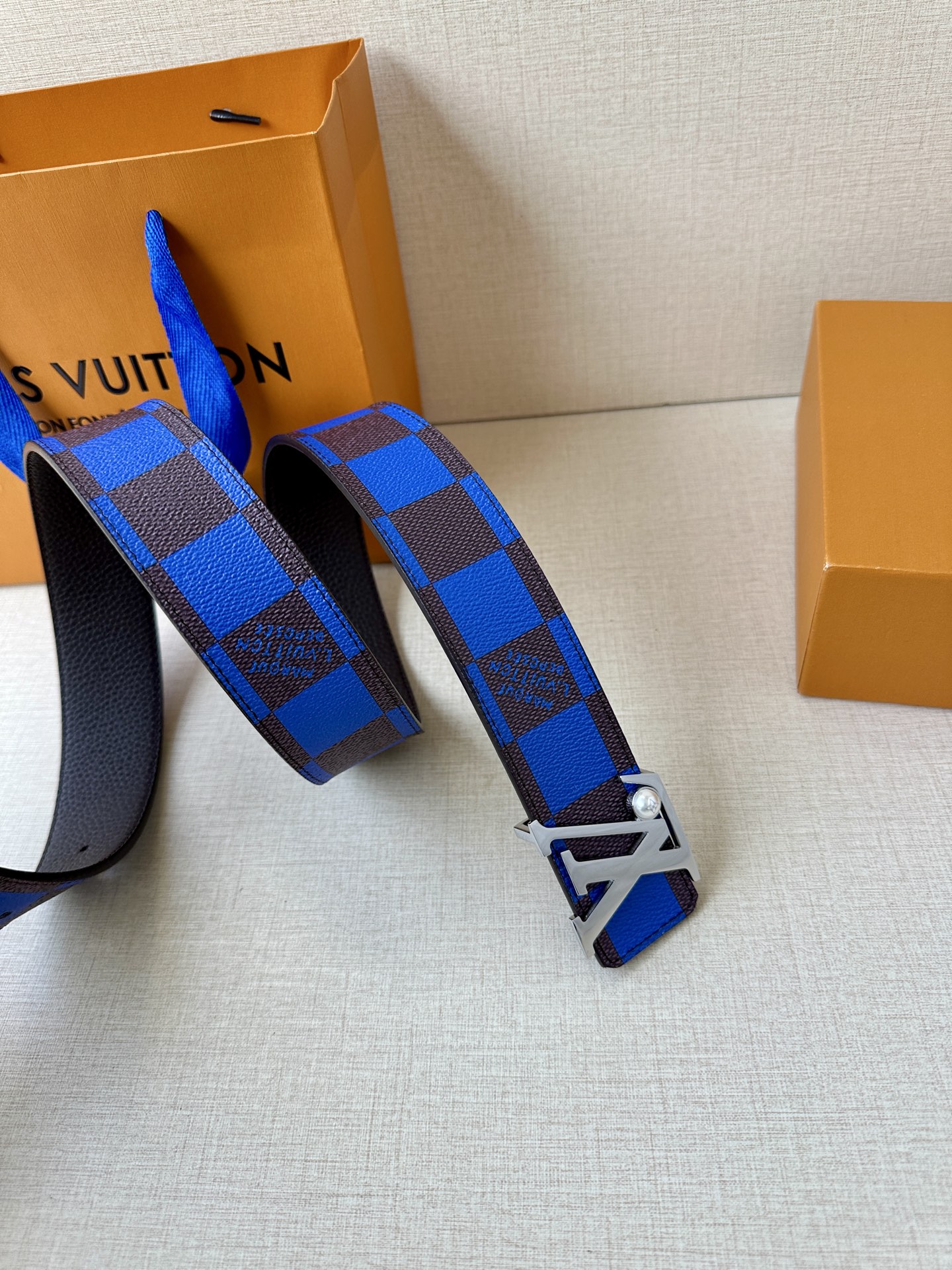 Louis Vuitton全新彩色棋盘格纹皮带，绿红蓝橙黄交织经典美学。金属钢扣镶嵌璀璨珍珠，细腻丝印品牌标识，精湛工艺诠释法式奢华。方寸之间，尽显优雅格调与卓越品质。🅿️195皮带 腰带