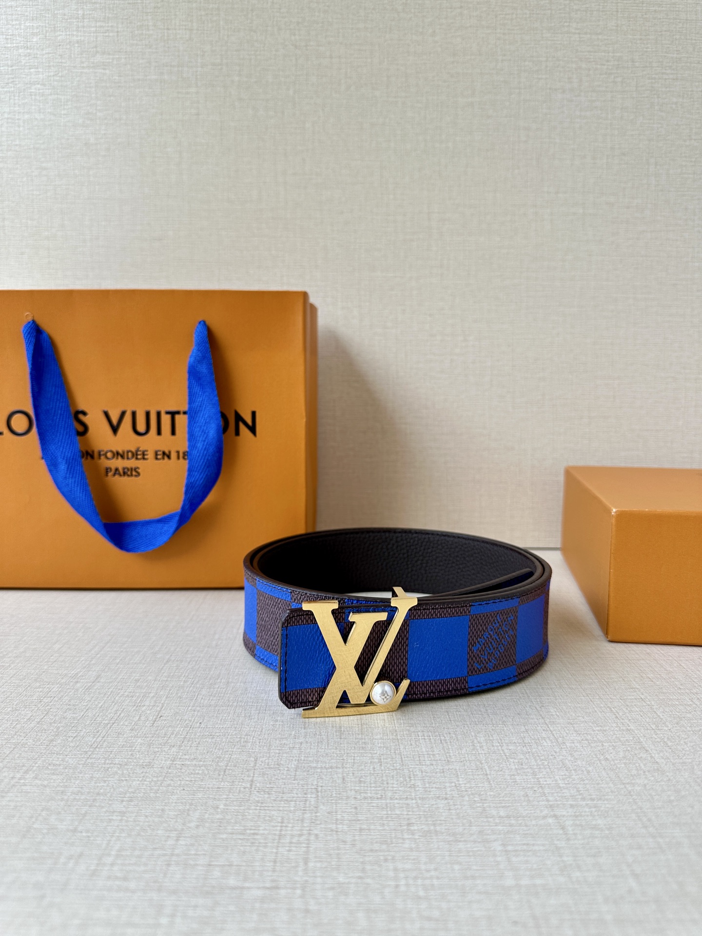 Louis Vuitton全新彩色棋盘格纹皮带，绿红蓝橙黄交织经典美学。金属钢扣镶嵌璀璨珍珠，细腻丝印品牌标识，精湛工艺诠释法式奢华。方寸之间，尽显优雅格调与卓越品质。🅿️195皮带 腰带