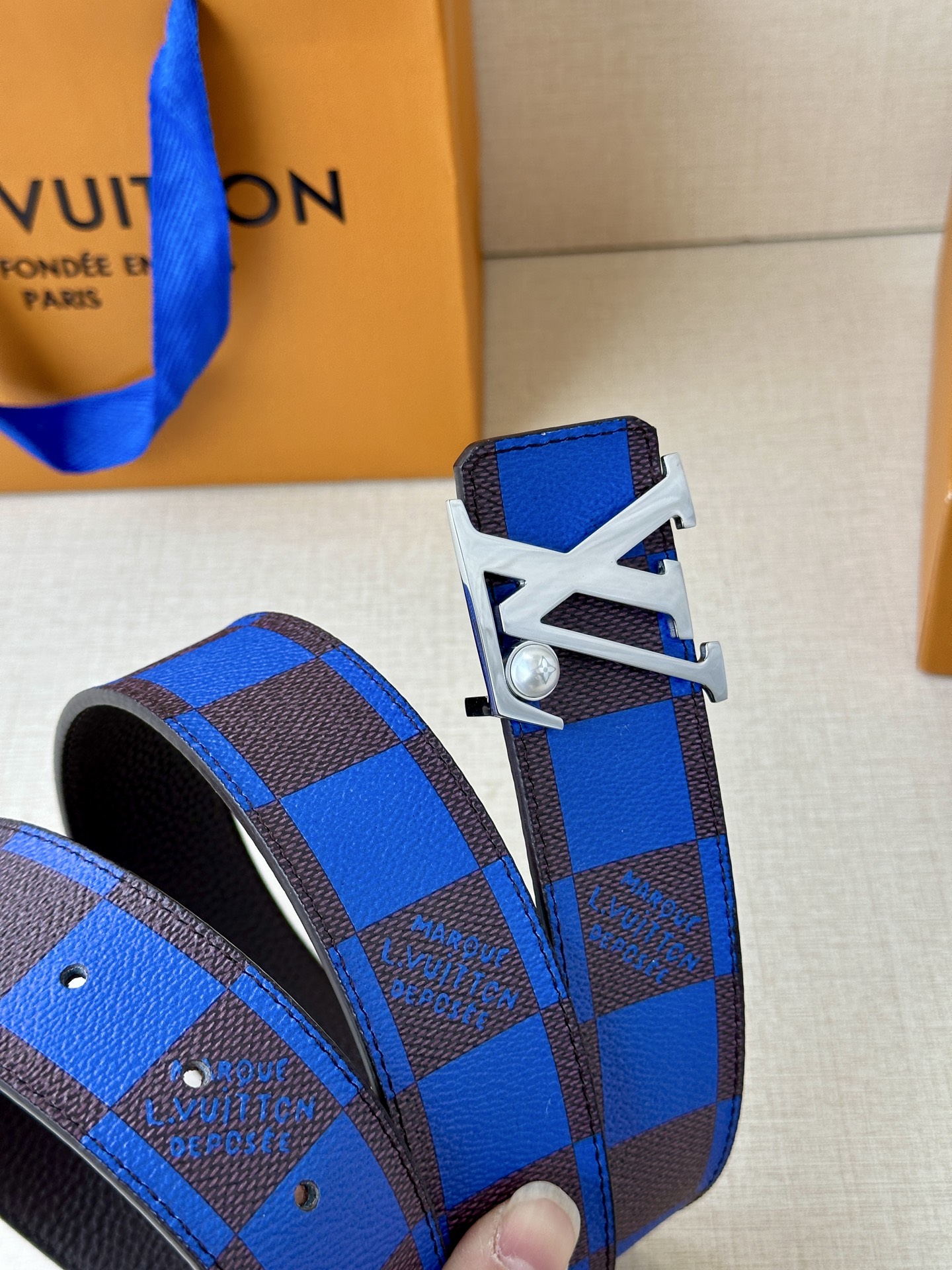 Louis Vuitton全新彩色棋盘格纹皮带，绿红蓝橙黄交织经典美学。金属钢扣镶嵌璀璨珍珠，细腻丝印品牌标识，精湛工艺诠释法式奢华。方寸之间，尽显优雅格调与卓越品质。🅿️195皮带 腰带