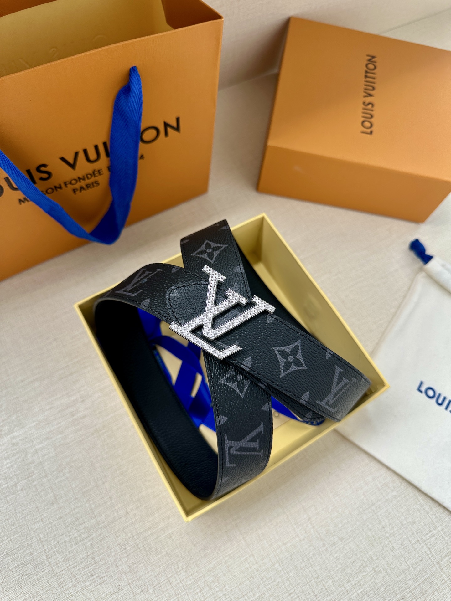 Louis Vuitton经典老花皮带 3.4厘米黄金宽度 搭配精致金属钢扣 尽显优雅格调-Top High Quatity Cheap Sneakers Fashion Clothing Clothes Bags handbags Shoes of all Brand wholesale With The best Quality And Beautiful Price from China Factory Chinese suppliers wholesaler seller Louis Vuitton经典老花皮带 3.4厘米黄金宽度 搭配精致金属钢扣 尽显优雅格调