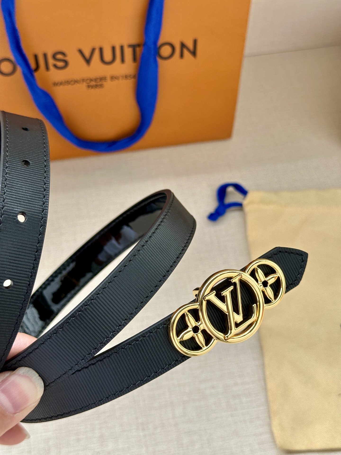 黑色光面皮革淬炼2.0厘米纤细廓形 双花型金属扣环绕经典LV标识-Top High Quatity Cheap Sneakers Fashion Clothing Clothes Bags handbags Shoes of all Brand wholesale With The best Quality And Beautiful Price from China Factory Chinese suppliers wholesaler seller 黑色光面皮革淬炼2.0厘米纤细廓形 双花型金属扣环绕经典LV标识