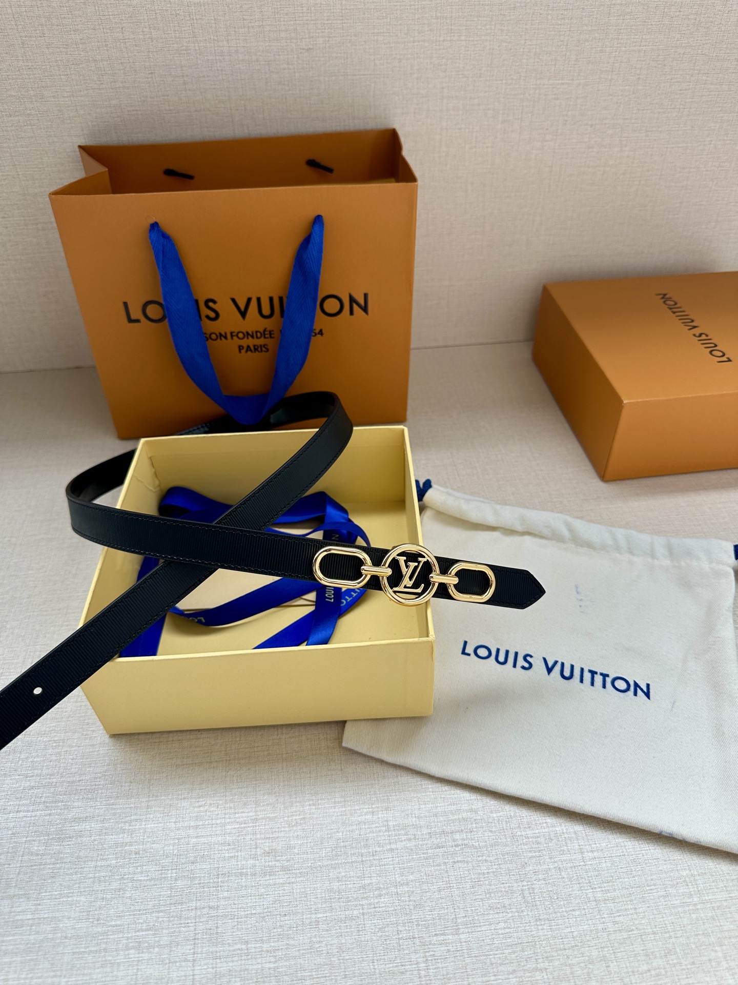 Louis Vuitton 2.0厘米窄版皮带 甄选黑色细纹皮革 搭配双色铜质金属扣-Top High Quatity Cheap Sneakers Fashion Clothing Clothes Bags handbags Shoes of all Brand wholesale With The best Quality And Beautiful Price from China Factory Chinese suppliers wholesaler seller Louis Vuitton 2.0厘米窄版皮带 甄选黑色细纹皮革 搭配双色铜质金属扣